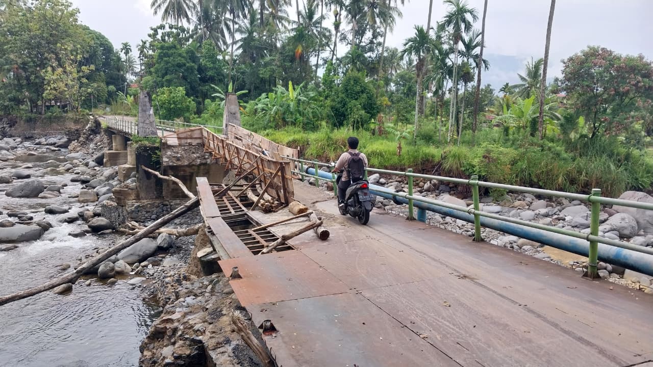 Kondisi jembatan Koto Tangah Limau Manis, Pauh yang sudah bisa dilalui kendaraan roda dua, Jumat (6/3/2026).