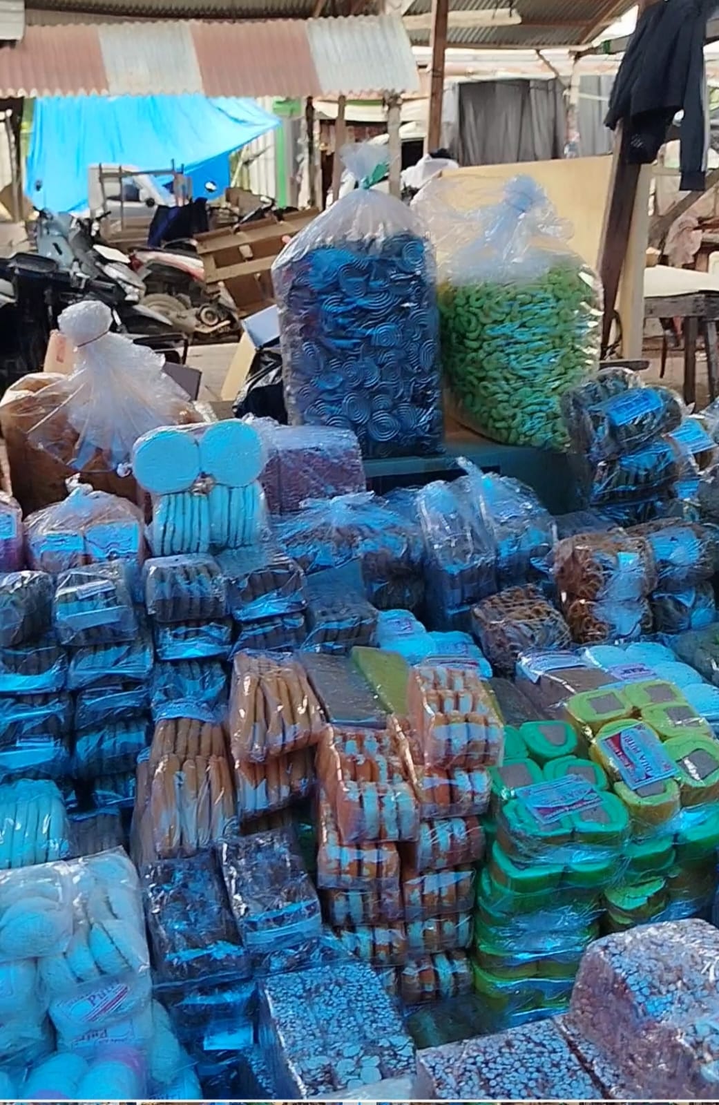 Memasuki pertengahan bulan suci Ramadan 1447 Hijriah, aktivitas penjualan kue tradisional di Pasar Baru Pulau Punjung masih terlihat sepi.