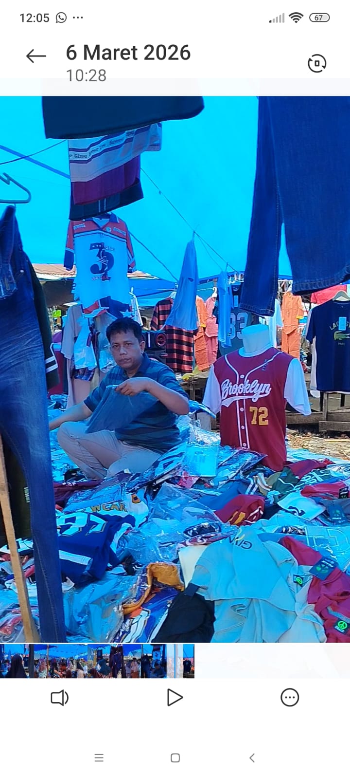 Menjelang Hari Raya Idulfitri, aktivitas penjualan pakaian di pasar tradisional belum menunjukkan peningkatan signifikan. 