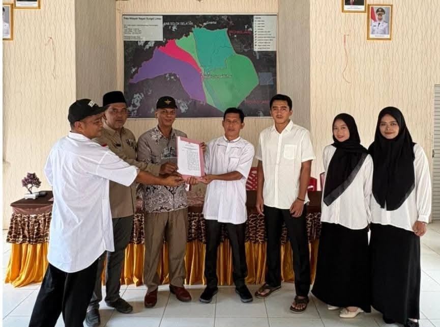 Camat Asam Jujuhan, Mashuri Thaib, melantik empat anggota Badan Musyawarah (Bamus) Antar Waktu Nagari Sungai Limau dalam sebuah prosesi yang digelar di Aula Kantor Wali Nagari setempat.