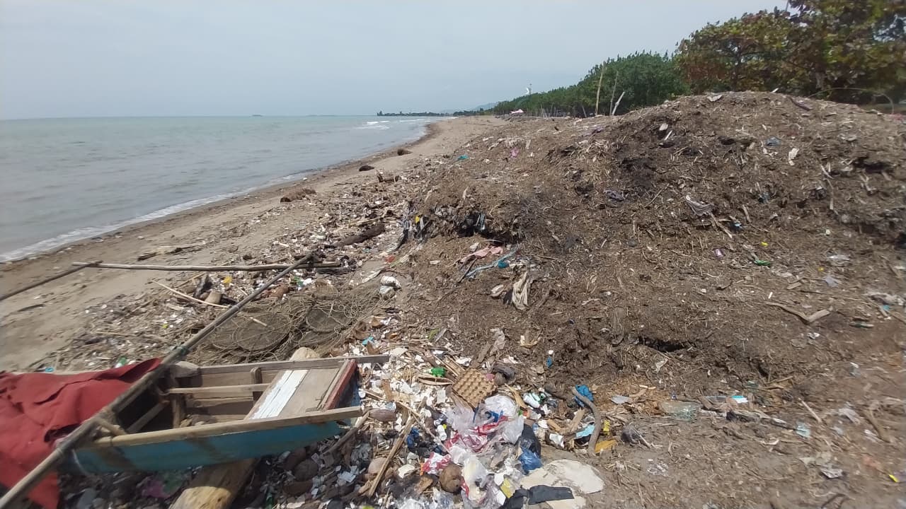 Kawasan Pantai Muaro Lasak masih dipenuhi sampah galodo hingga pertengahan Ramadan, Jumat (6/3/2026).