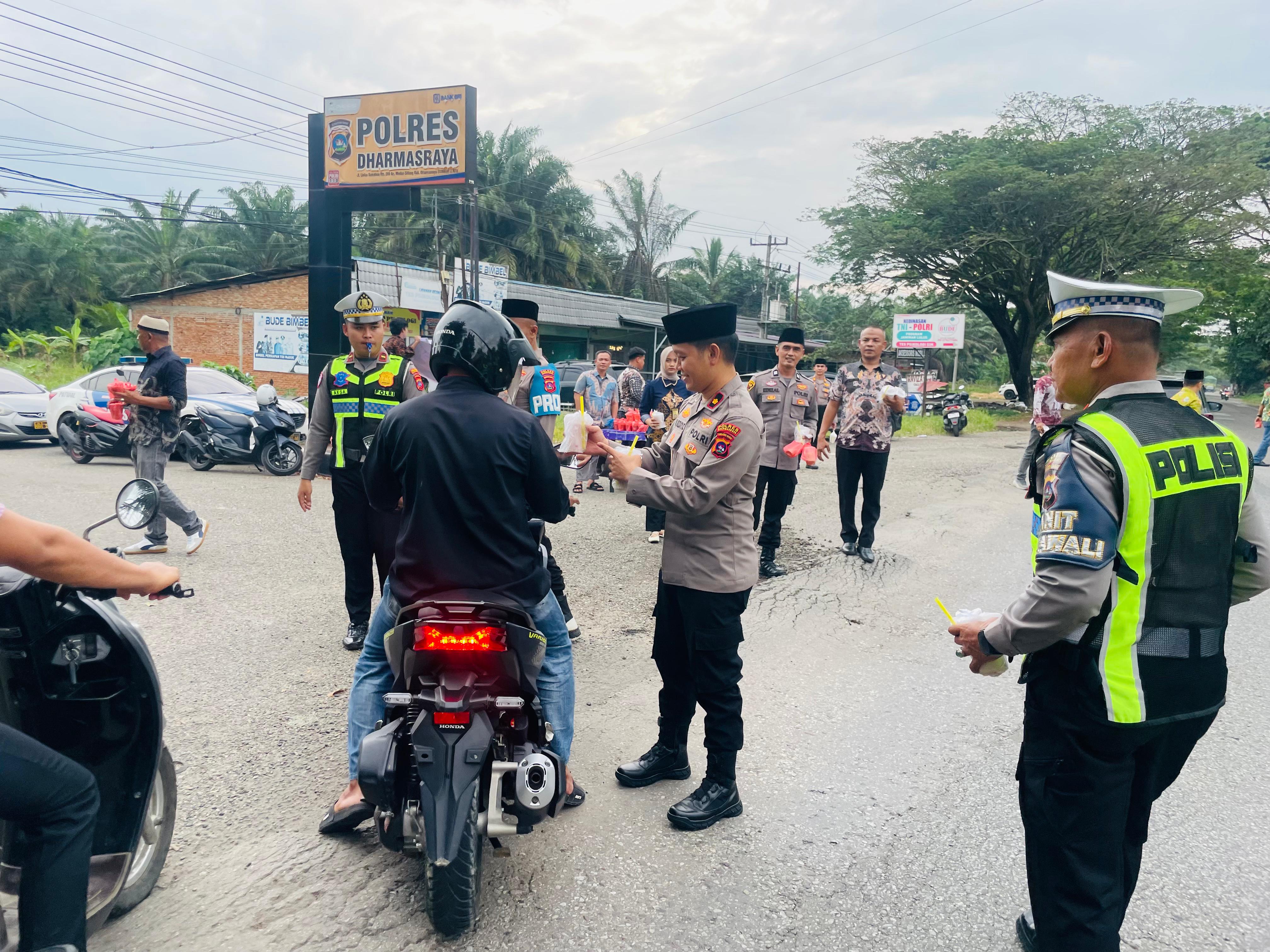 Polres Dharmasraya membagikan 200 paket takjil kepada pengendara di Jalinsum Gunung Medan sebagai bentuk kepedulian Polri kepada masyarakat saat Ramadan.