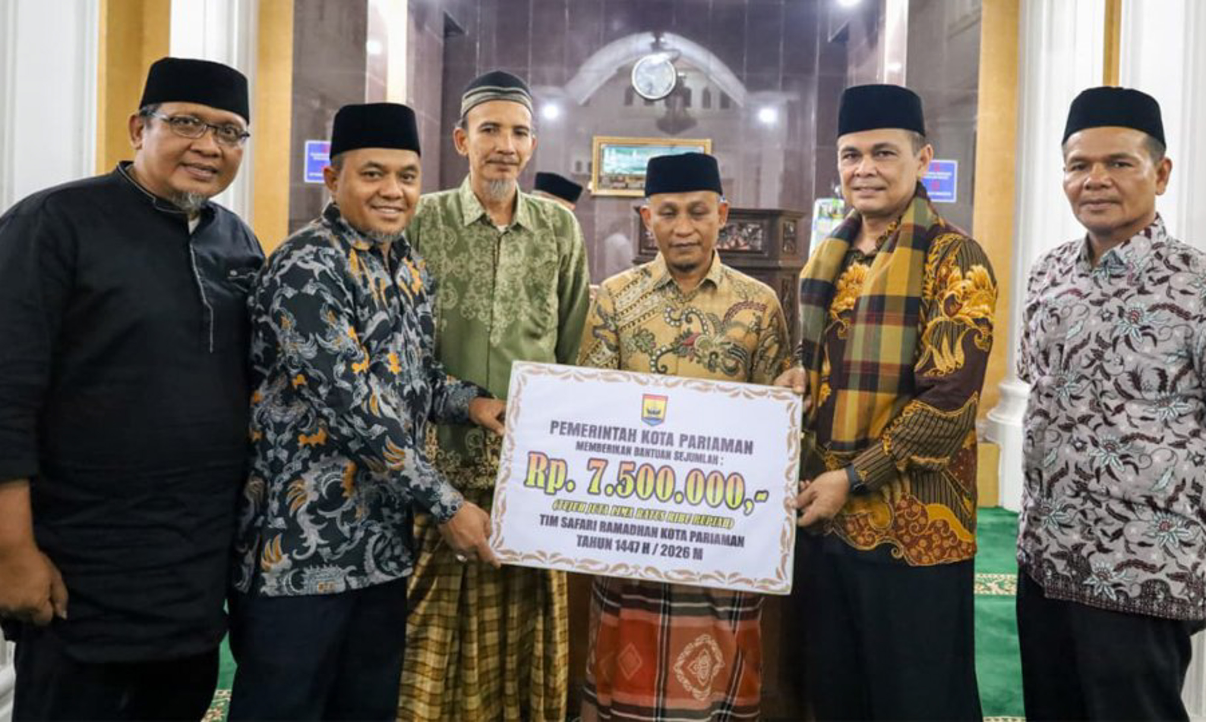 TSR Pemko Pariaman kunjungi Masjid Al-Ikhlas Cubadak Air Selatan, Sekdako Afrizal Azhar serahkan bantuan Rp7,5 juta dan sosialisasikan program unggulan.
