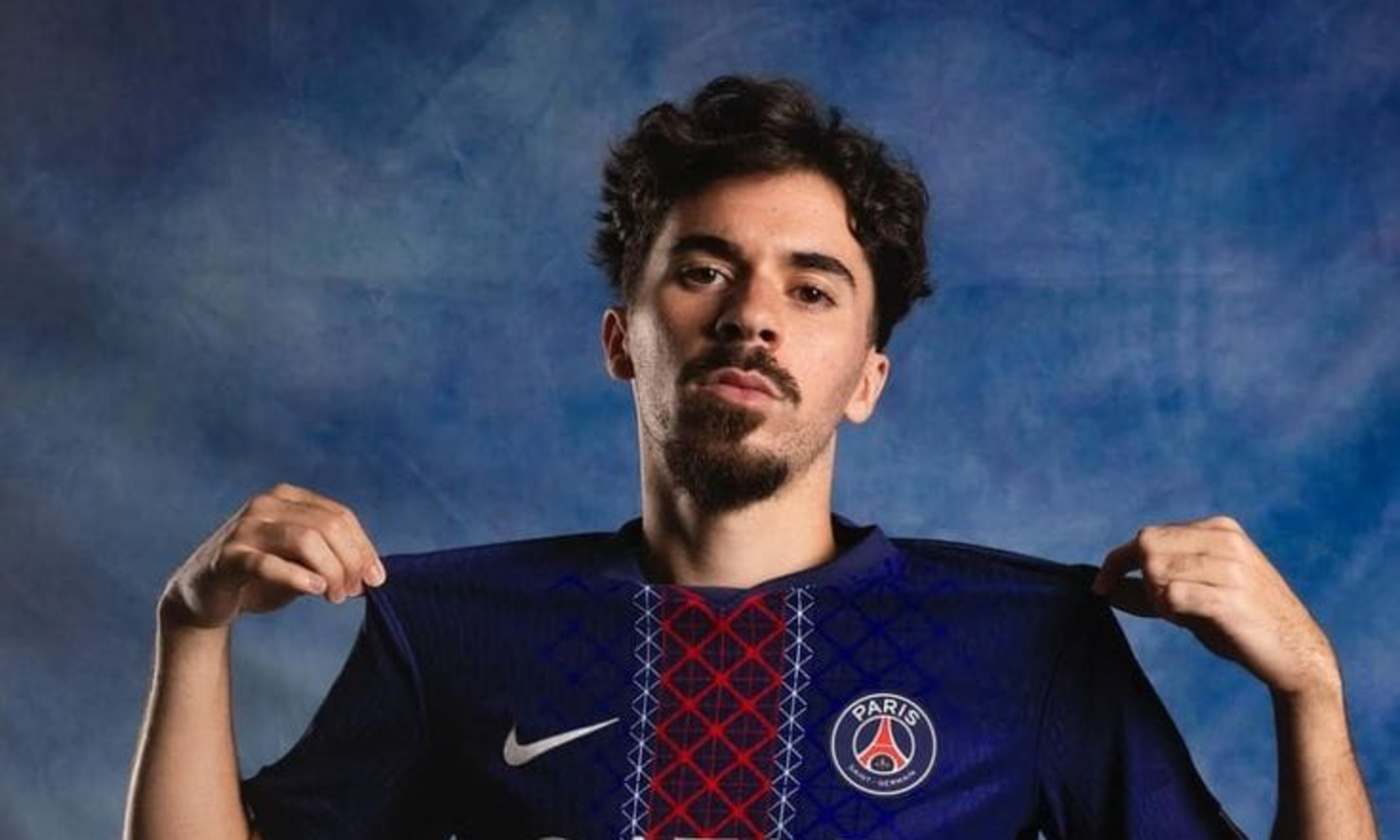 Vitinha menegaskan tetap bertahan di PSG dan menolak rumor transfer ke Real Madrid serta Liga Arab Saudi demi fokus meraih prestasi. (pinterest)