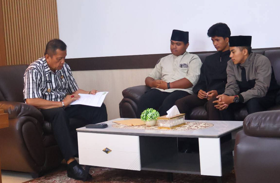 Wakil Wali Kota Payakumbuh Elzadaswarman menerima pelajar NU yang menyampaikan rencana Tabligh Akbar IPNU-IPPNU bertema Generasi Qur&rsquo;ani di Masjid Musafir.
