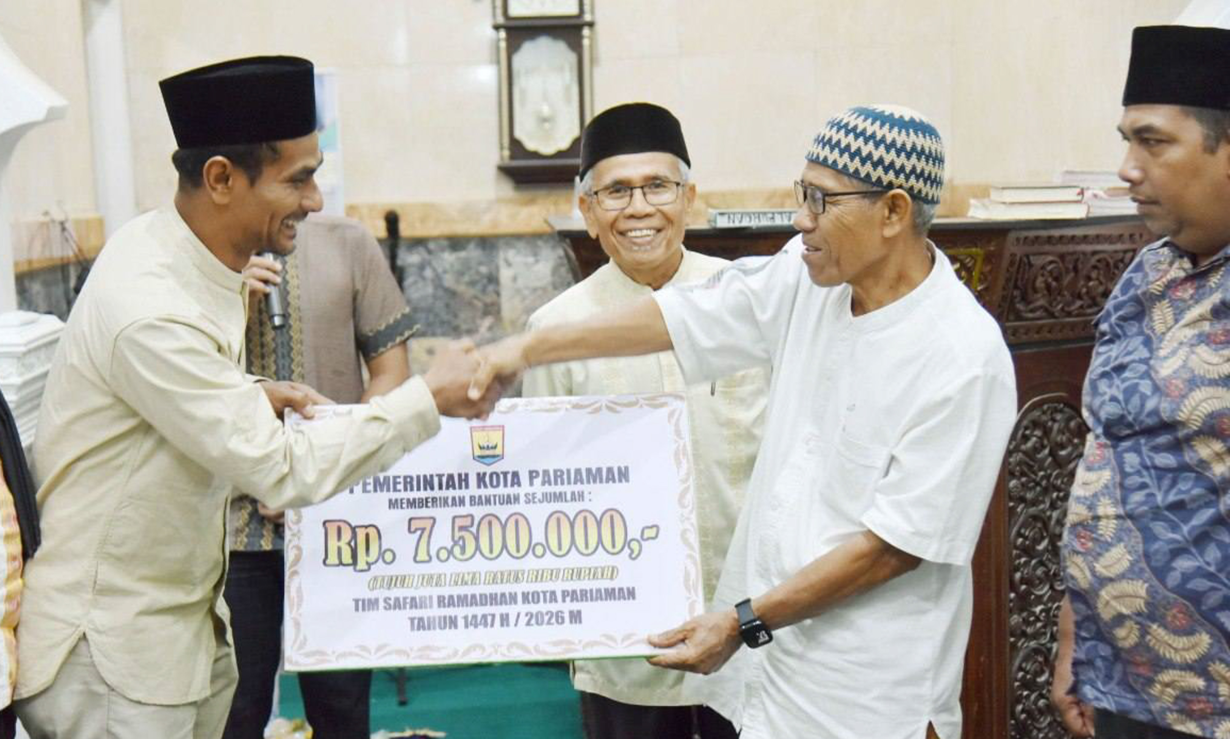 TSR Tim II Pemko Pariaman kunjungi Masjid Al Furqan Rawang pada malam terakhir Safari Ramadan dan serahkan bantuan Rp7,5 juta untuk pembangunan masjid.