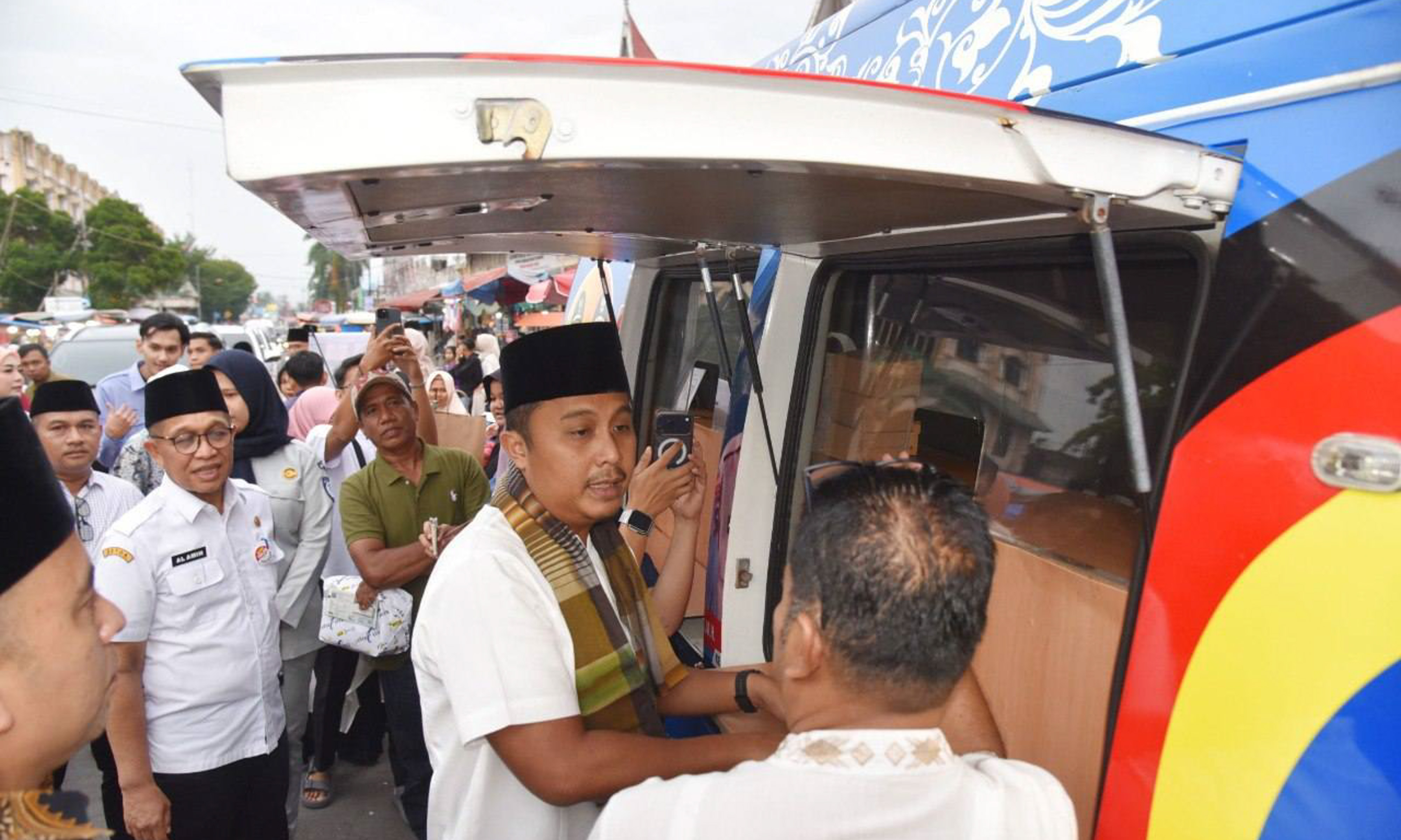 Wagub Sumbar Vasko Ruseimy dan Wali Kota Pariaman meninjau Samsat Keliling di Pasar Pariaman serta mengunjungi Pasa Pambukoaan jelang berbuka puasa.