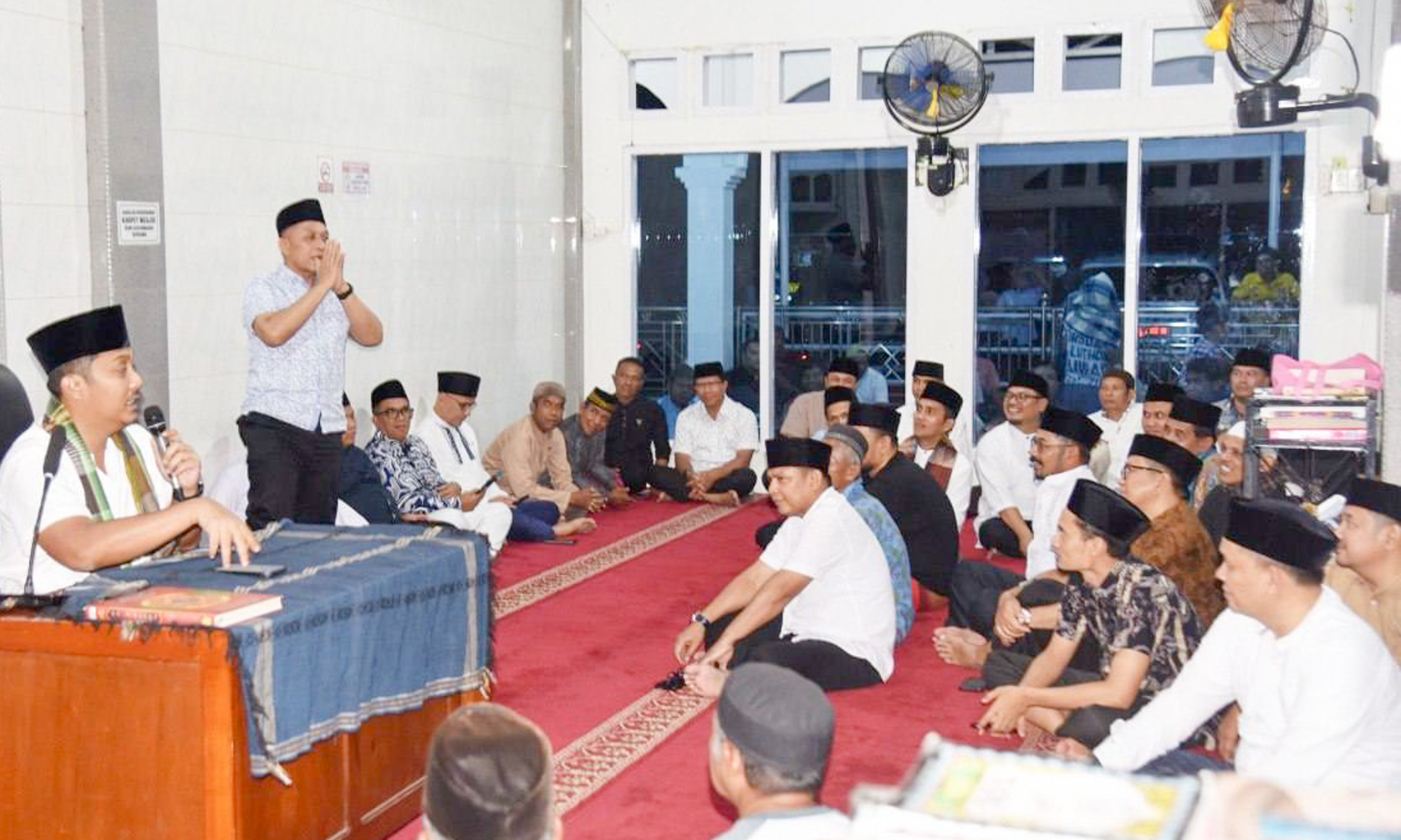Wagub Sumbar Vasko Ruseimy Safari Ramadan di Masjid Baitul Makmur Pariaman, serahkan bantuan Rp50 juta serta dukungan CSR dan Baznas.