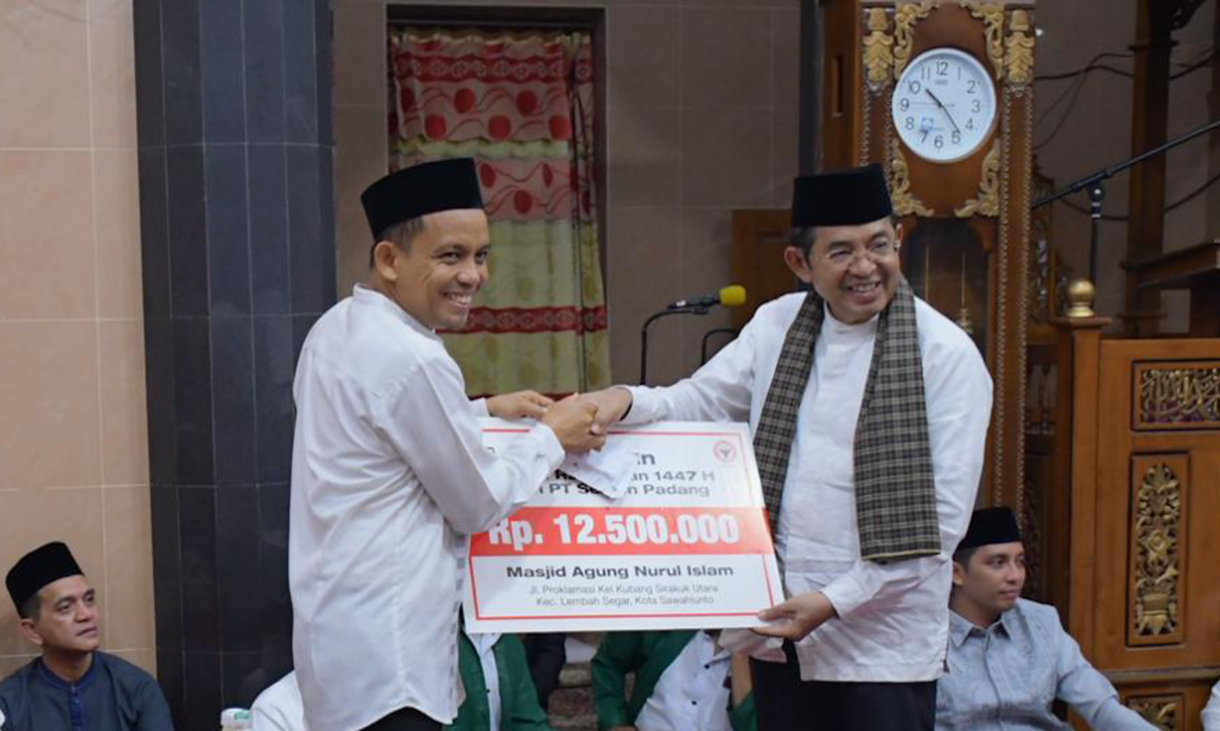 Komisaris PT Semen Padang menyerahkan Rp12,5 juta dan Al-Qur&rsquo;an pada Safari Ramadan Pemprov Sumbar di Masjid Agung Nurul Islam Sawahlunto untuk pengembangan fasilitas ibadah.