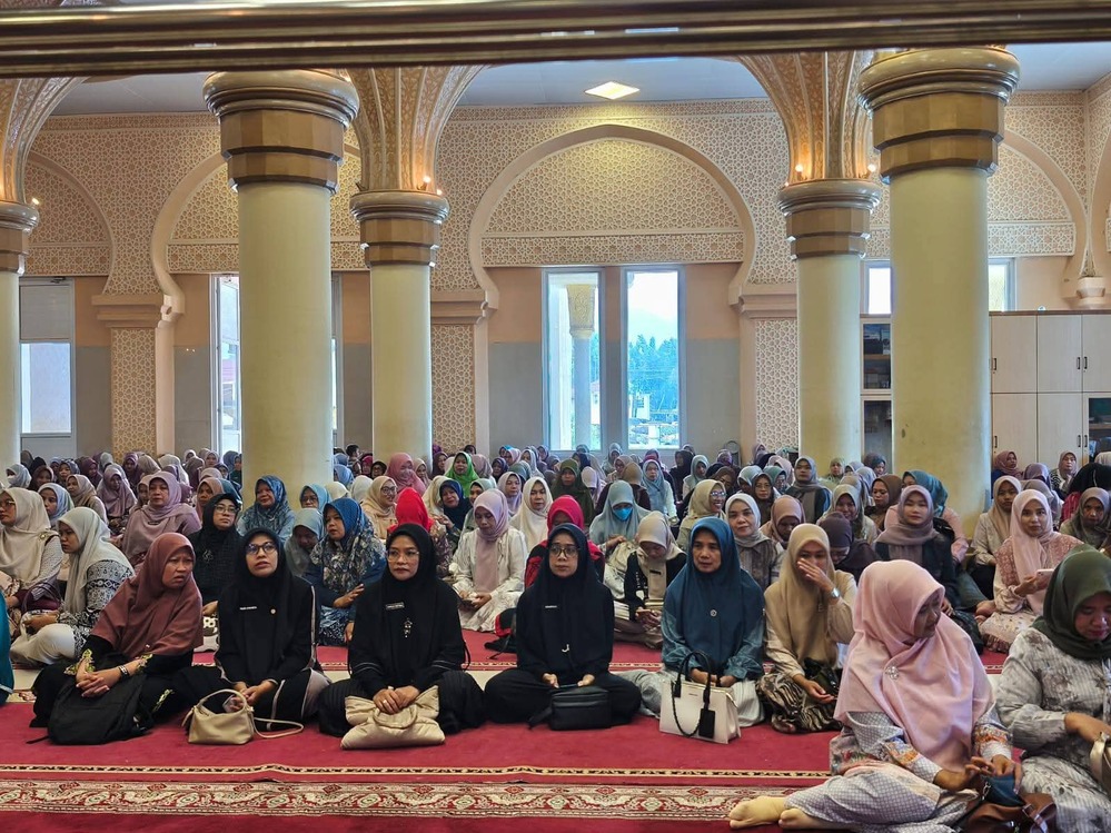 Pemkab Pasaman Barat peringati Nuzulul Quran 1447 H di Masjid Agung Baitul Ilmi. Sekda Doddy ajak masyarakat jadikan Al-Qur&rsquo;an pedoman hidup.