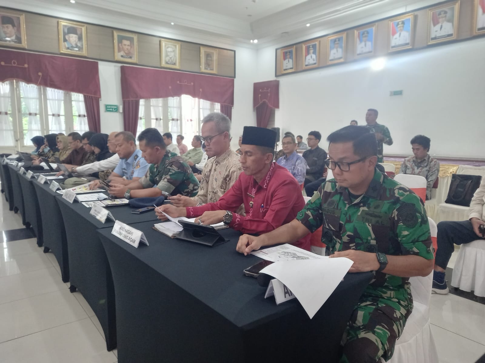 Wali Nagari Panampuang Etriwarmon (dua dari kanan) menghadiri Kunker Badan Legislasi DPR RI dalam penyusunan RUU SDI ke Propinsi Sumbar, Jumat (6/2). 