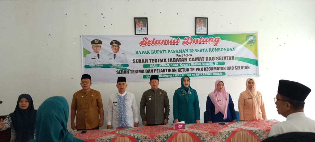 Bupati Pasaman Welly Suhery didampingi Wakil Bupati Parulian menghadiri serah terima jabatan Camat Rao Selatan di Aula Kantor Camat Rao Selatan, Jumat (6/3).