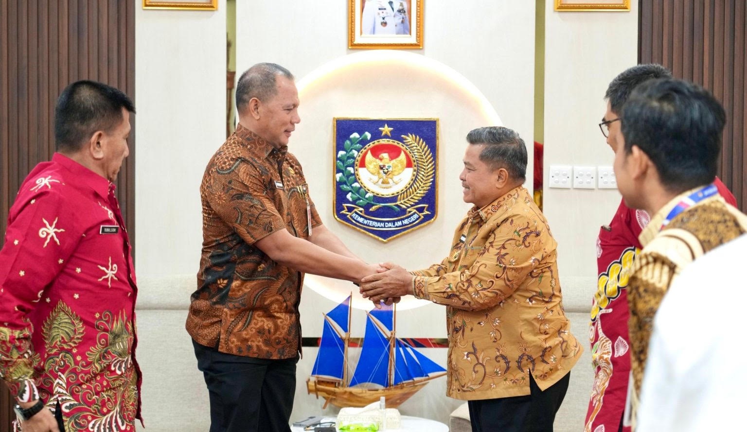 Bupati Agam Benni Warlis berjabat tangan dengan Direktur Jenderal Bina Pemerintahan Desa Kemendagri La Ode Ahmad P. Balombo saat audiensi di Kantor Kemendagri, Jakarta, Kamis (5/3).