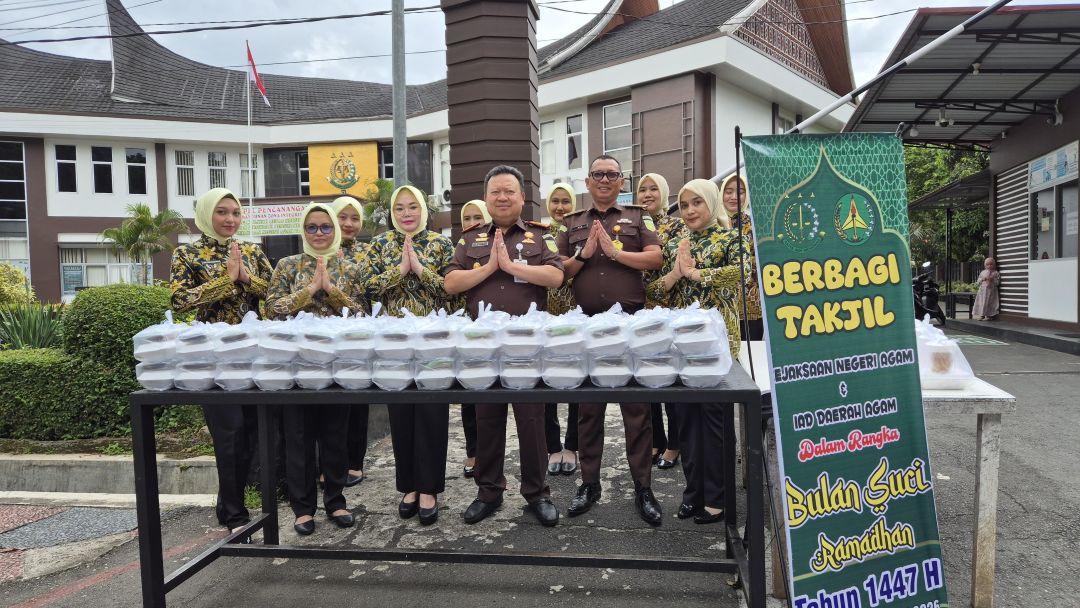 Kejari Agam bersama IAD Daerah Agam menyiapkan 100 paket takjil untuk dibagikan kepada pengendara di depan Kantor Kejari Agam, Kamis (5/3).