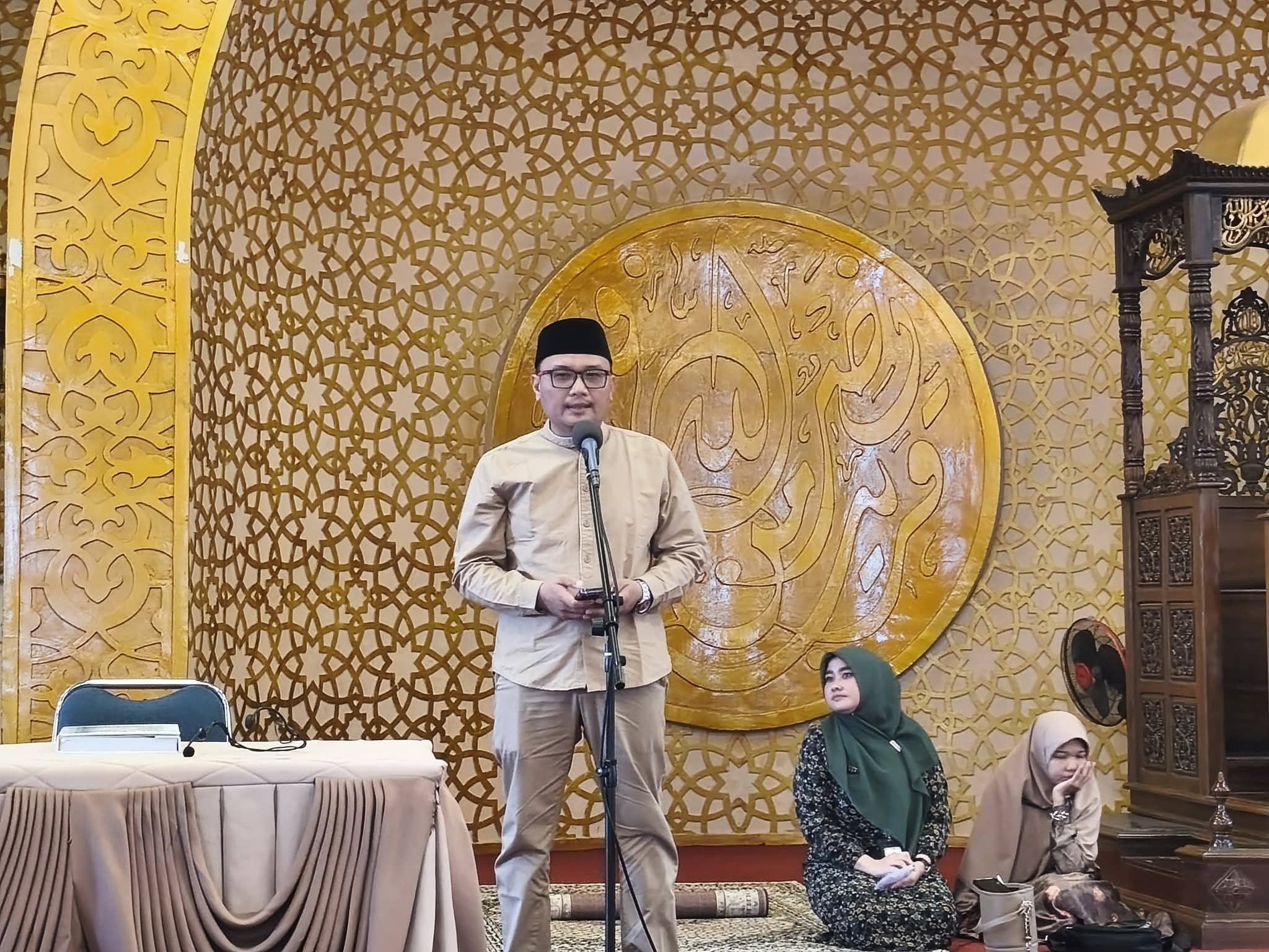 Sekkab Pasbar Doddy San Ismail, membuka peringatan Nuzulul Quran 1447 H/2026 M di Masjid Agung Baitul Ilmi, Simpangempat, Jumat (6/3).