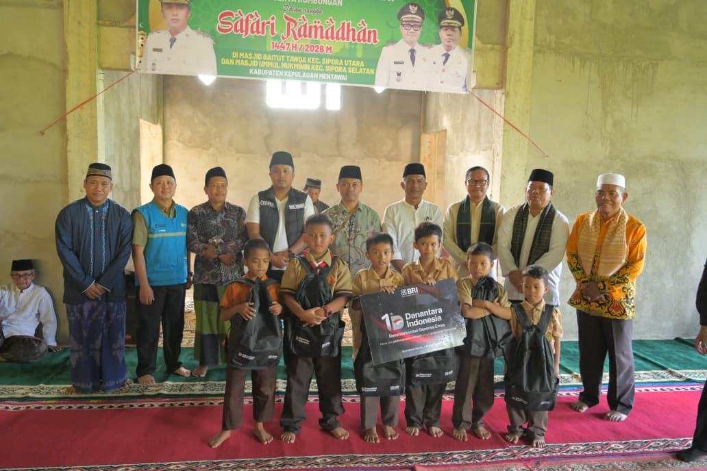 Wagub Sumbar Vasko Ruseimy Safari Ramadan di Mentawai, serahkan hibah Rp25 juta untuk masjid dan 100 paket perlengkapan sekolah bagi anak-anak.