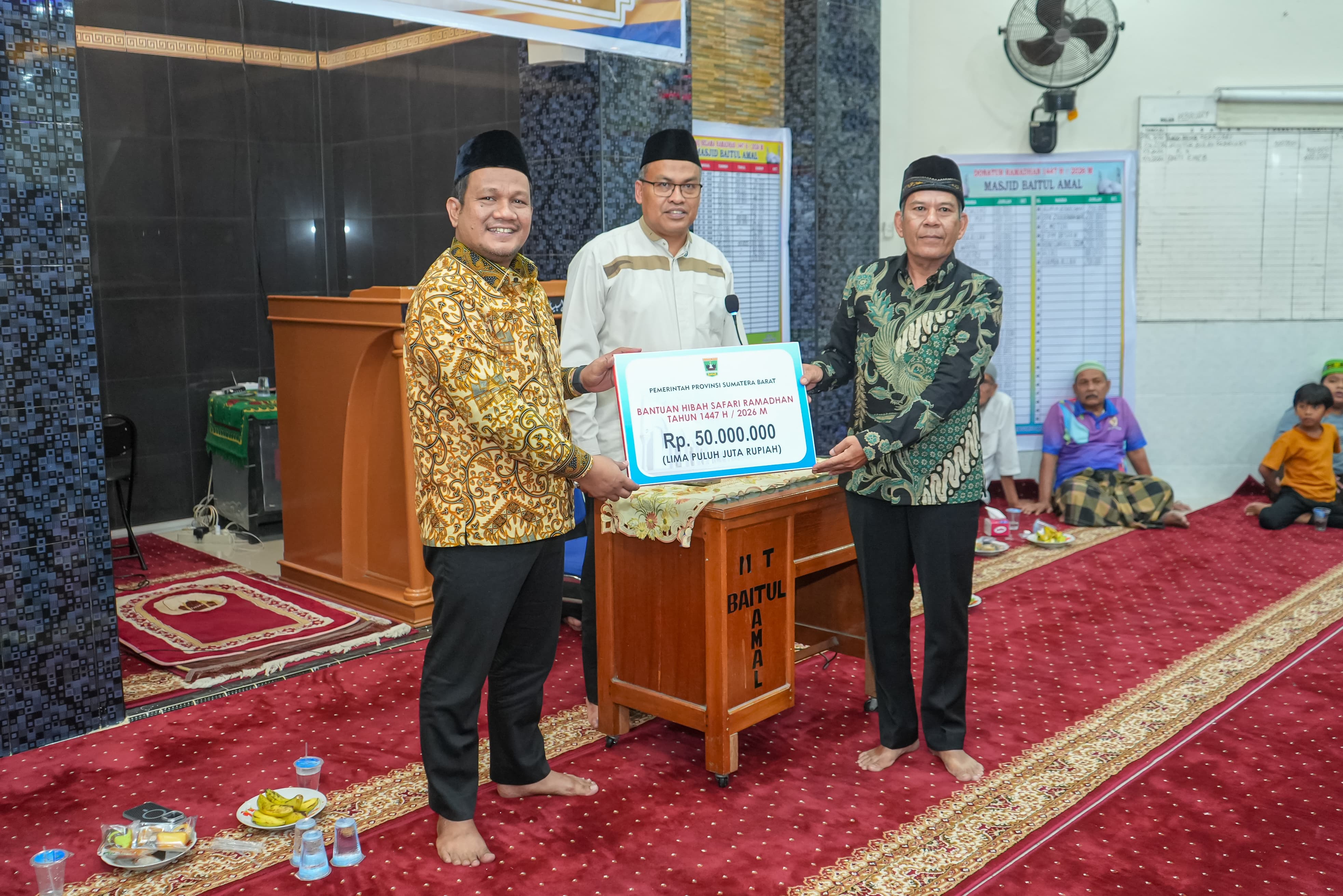 Sekdaprov Sumbar Arry Yuswandi Safari Ramadan di Masjid Baitul Amal Padang Timur, serahkan bantuan Rp50 juta dan sampaikan fokus pembangunan SDM.