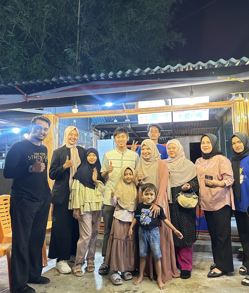 Grand opening Duba Kebab di Pariaman diserbu ratusan warga. Promo Buy 1 Get 1 Free selama Ramadan menarik pengunjung sejak sore hingga berbuka.