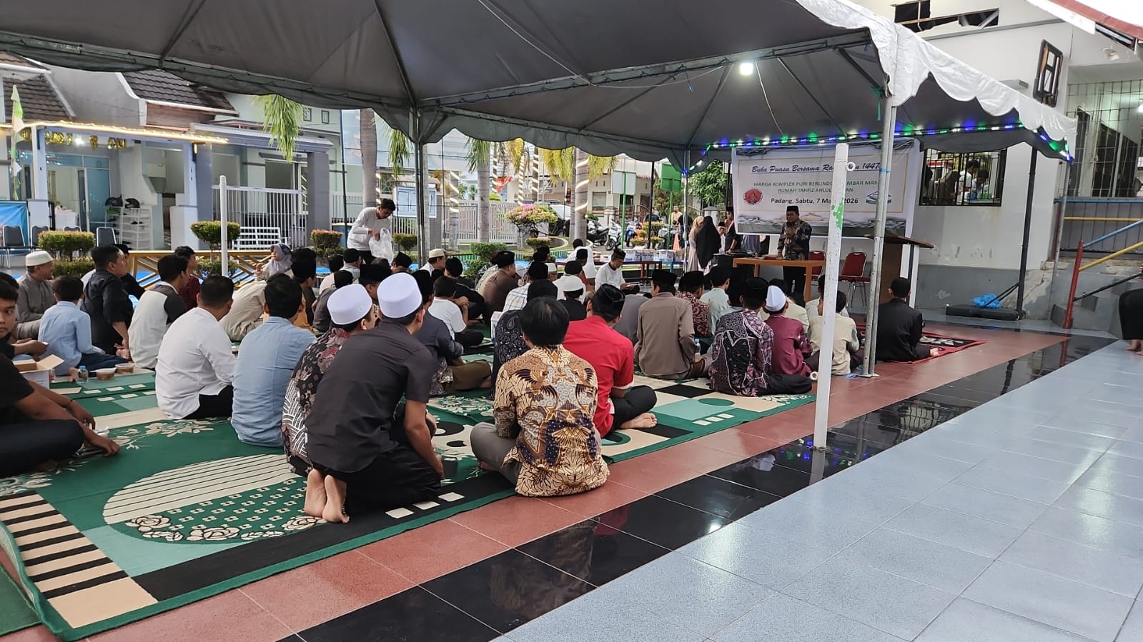 500 warga dan santri ikut buka puasa bersama PBSM di Padang Timur, tradisi Ramadan yang mempererat silaturahmi warga dan santri tahfiz, Sabtu (7/3/2026).