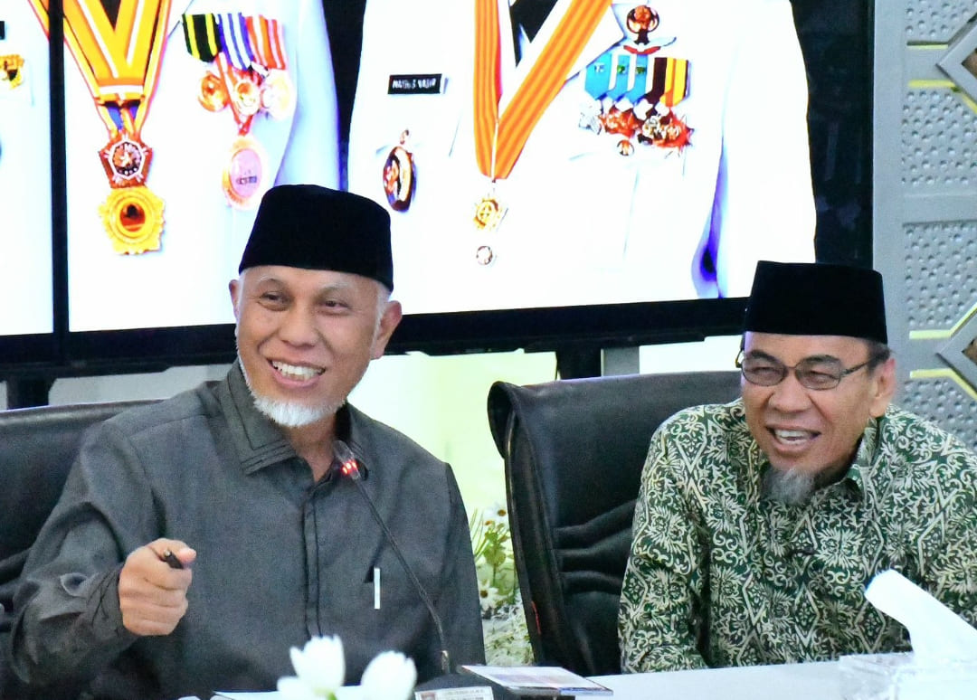 Gubernur Sumatera Barat Mahyeldi bersama Wakil Wali Kota Padang Maigus Nasir saat rapat koordinasi percepatan pemulihan pascabencana Padang.(Foto: Prokopim)