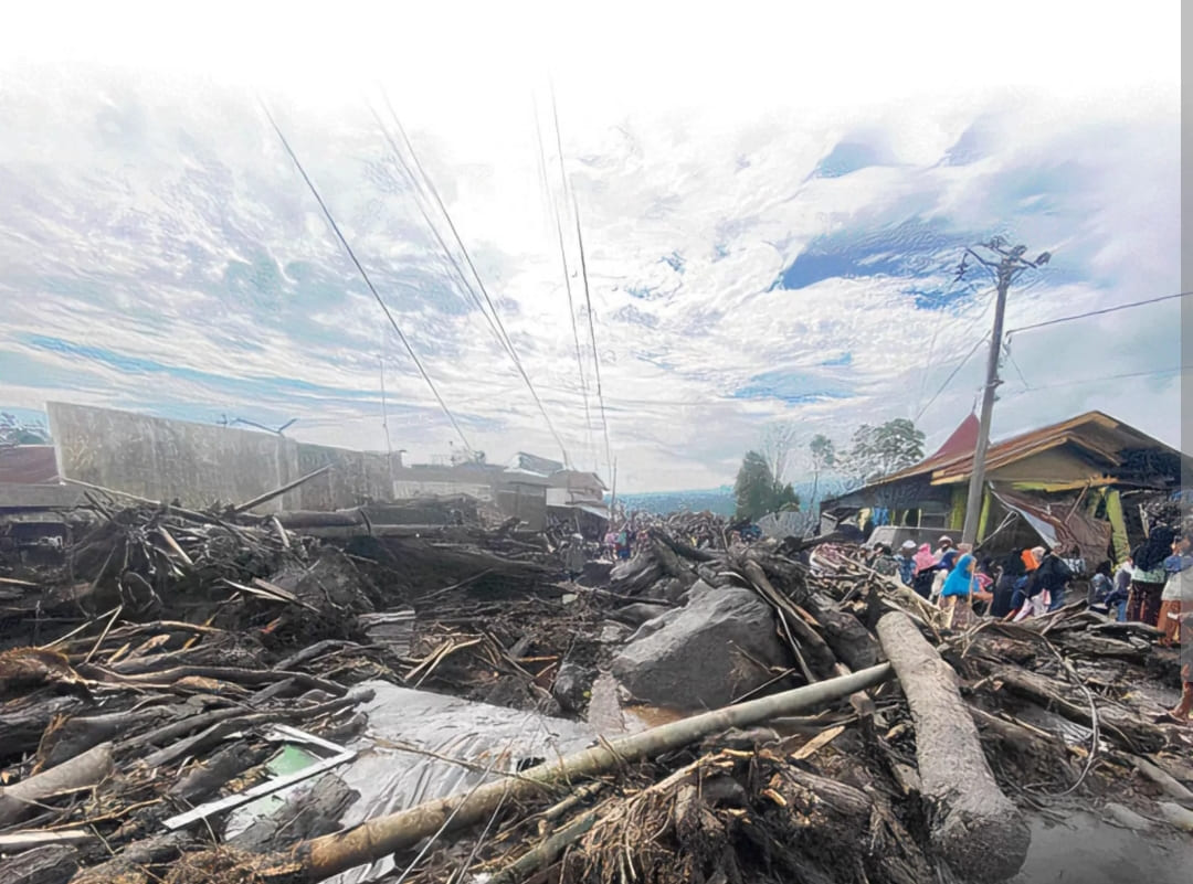 Sejumlah rumah di Nagari Bukik Batabuah, Kecamatan Canduang, Kabupaten Agam diterjang galodo, sekitar pukul 23.00 WIB, Sabtu (11/5) .(SY RIDWAN/PADEK)