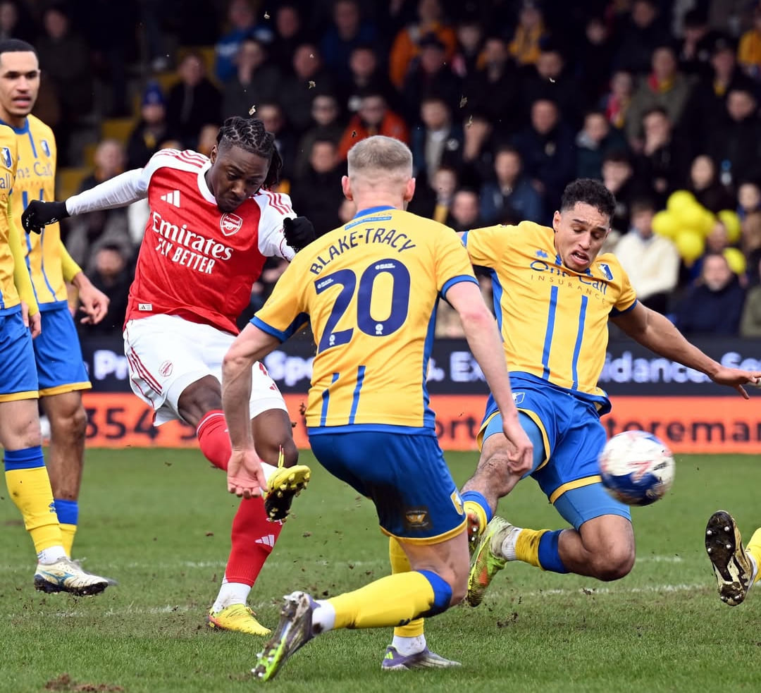 Eberechi Eze melepaskan tembakan keras dari luar kotak penalti yang bersarang di gawang Mansfield Town, membawa Arsenal unggul 2‑1 dan memastikan tiket perempat final FA Cup 2026.(Foto: Instagram @eze