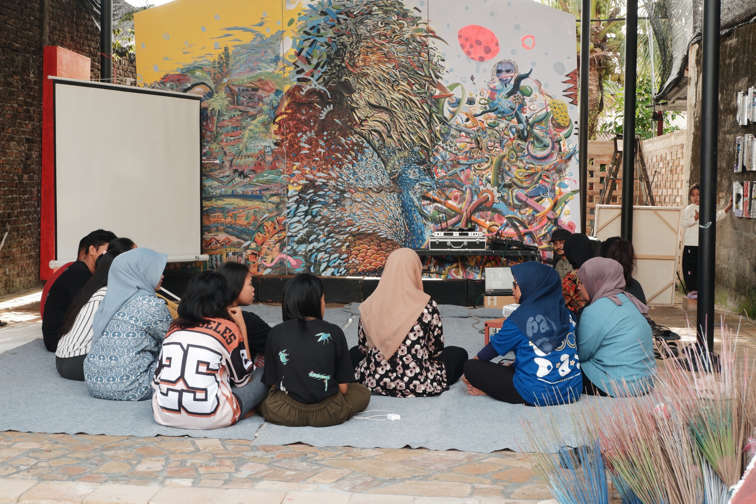Anak-anak sangat antusias mengikuti program Kelana Gambar Bergerak yang digelar Komunitas Seni Nan Tumpah.