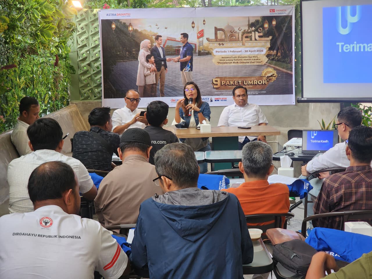 Kacab Astra Daihatsu Padang Emma Sabarina Ginting, Kepala PT Capella Medan Cabang Padang Ramlan Gazali, Kepala Bengkel Astra Daihatsu Padang Abdul Fahmi (kanan), saat Media Gathering Daifit 2026.