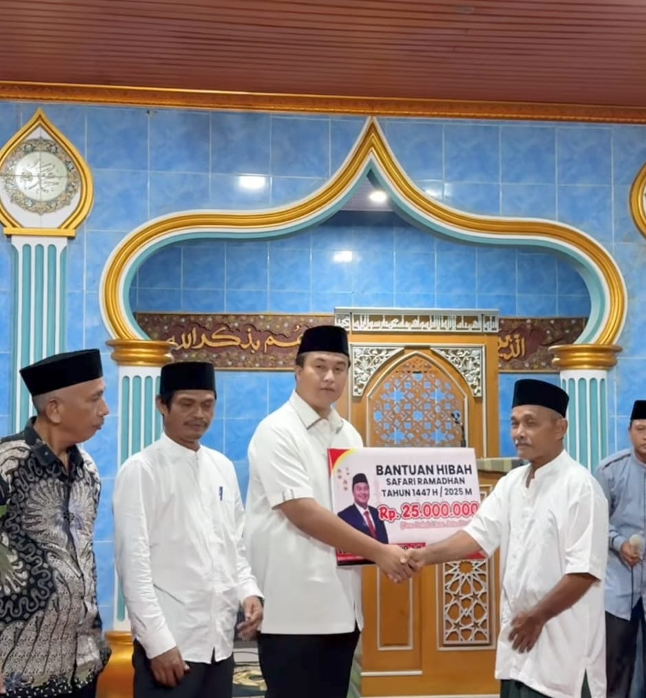 Safari Ramadhan di Dharmasraya, Varel Oriano serahkan bantuan Rp25 juta untuk Masjid Baitul Rahim sebagai dukungan kegiatan keagamaan masyarakat.