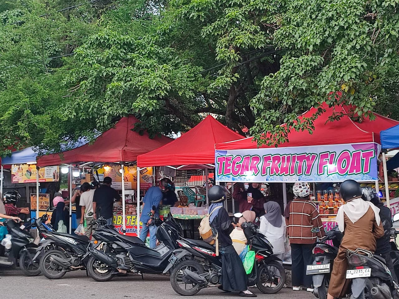 Kawasan GOR Agus Salim Padang ramai saat ngabuburit Ramadhan. Warga jogging, berburu takjil, hingga menunggu buka puasa di sekitar stadion.