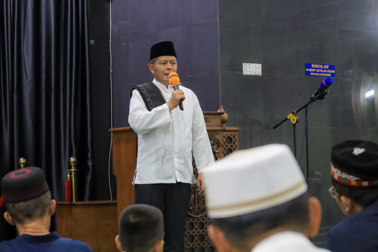 Bupati Pasaman Welly Suheri memberikan sambutan pada peringatan Nuzulul Quran di Masjid Agung, PIC, Lubuksikaping, Jumat (6/3).