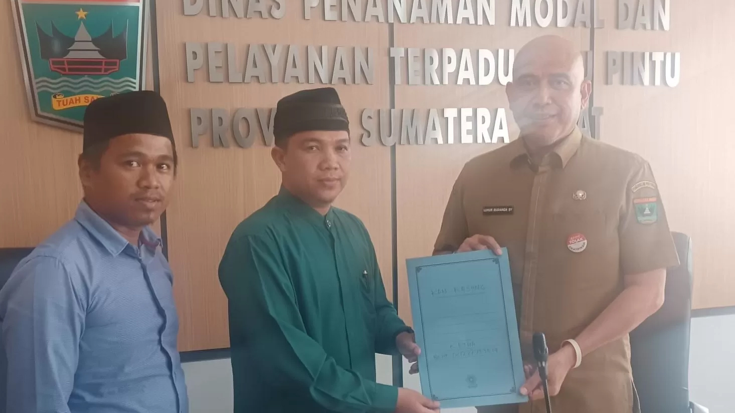 Ketua KAN Kasang, Bayu Permana Dt Tan Marajo saat menyerahkan surat permohonan kepada Kepala DPMPTSP Sumbar, agar perizinan tambang di nagarinya ditinjau ulang, kemarin. 