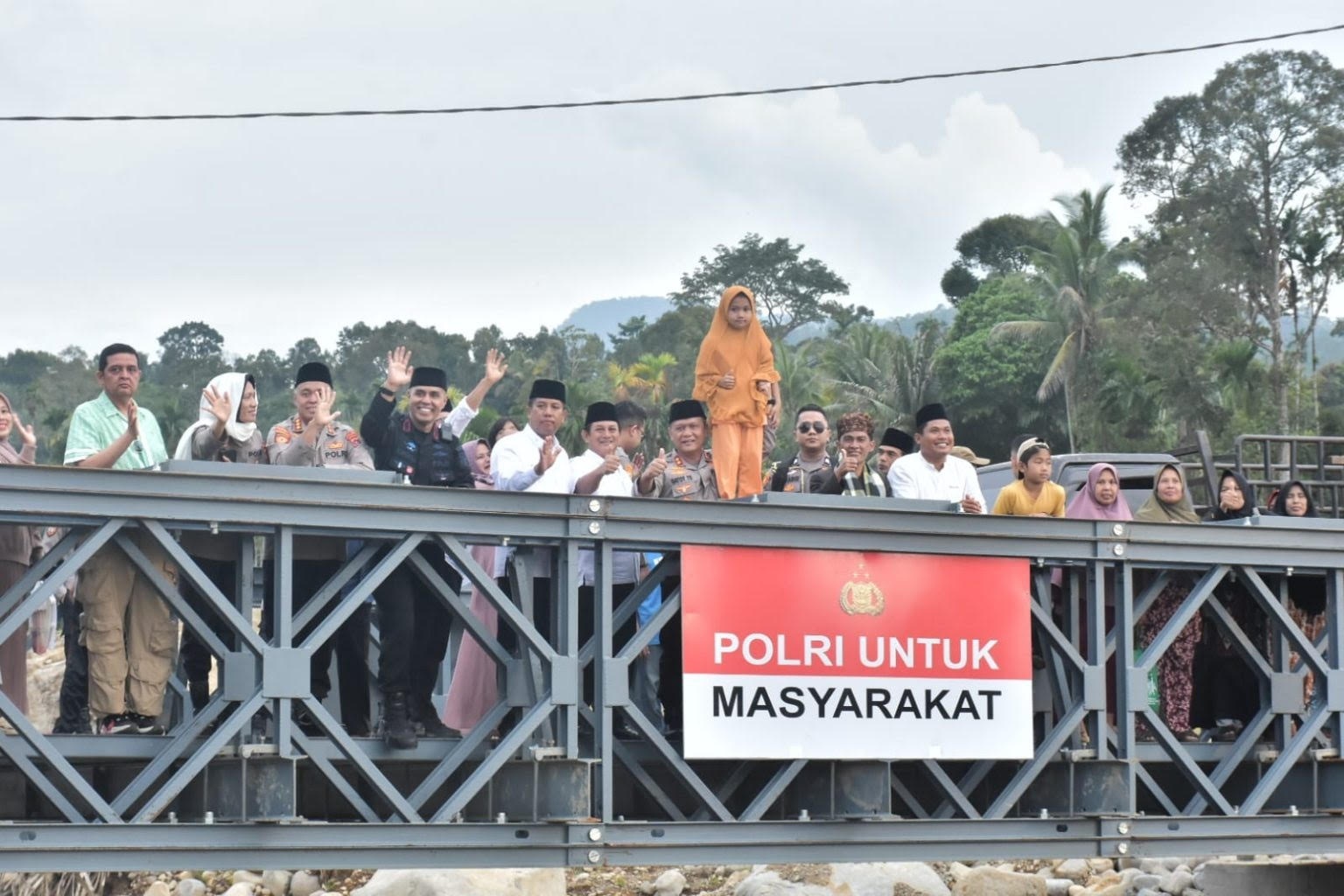 Jembatan Bailey di Salarehair, Kecamatan Palembayan, Kabupaten Agam rampung dan mulai difungsikan, Jumat (6/3).