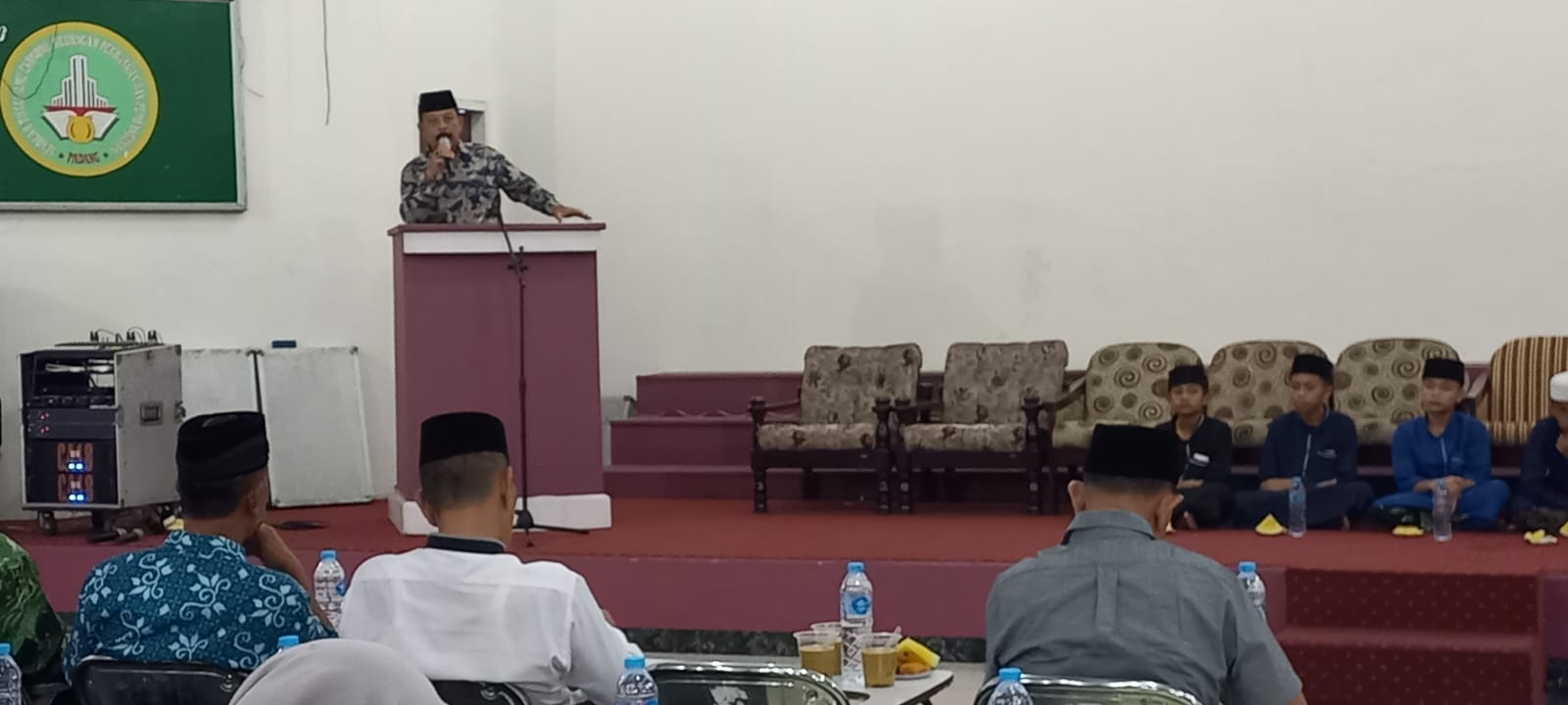 Ketua Yayasan Lembaga Pembangunan Nasional Sumatera Barat (YLPNSB) Daswir Siddik memberikan sambutan saat buka bersama, Sabtu (7/3).