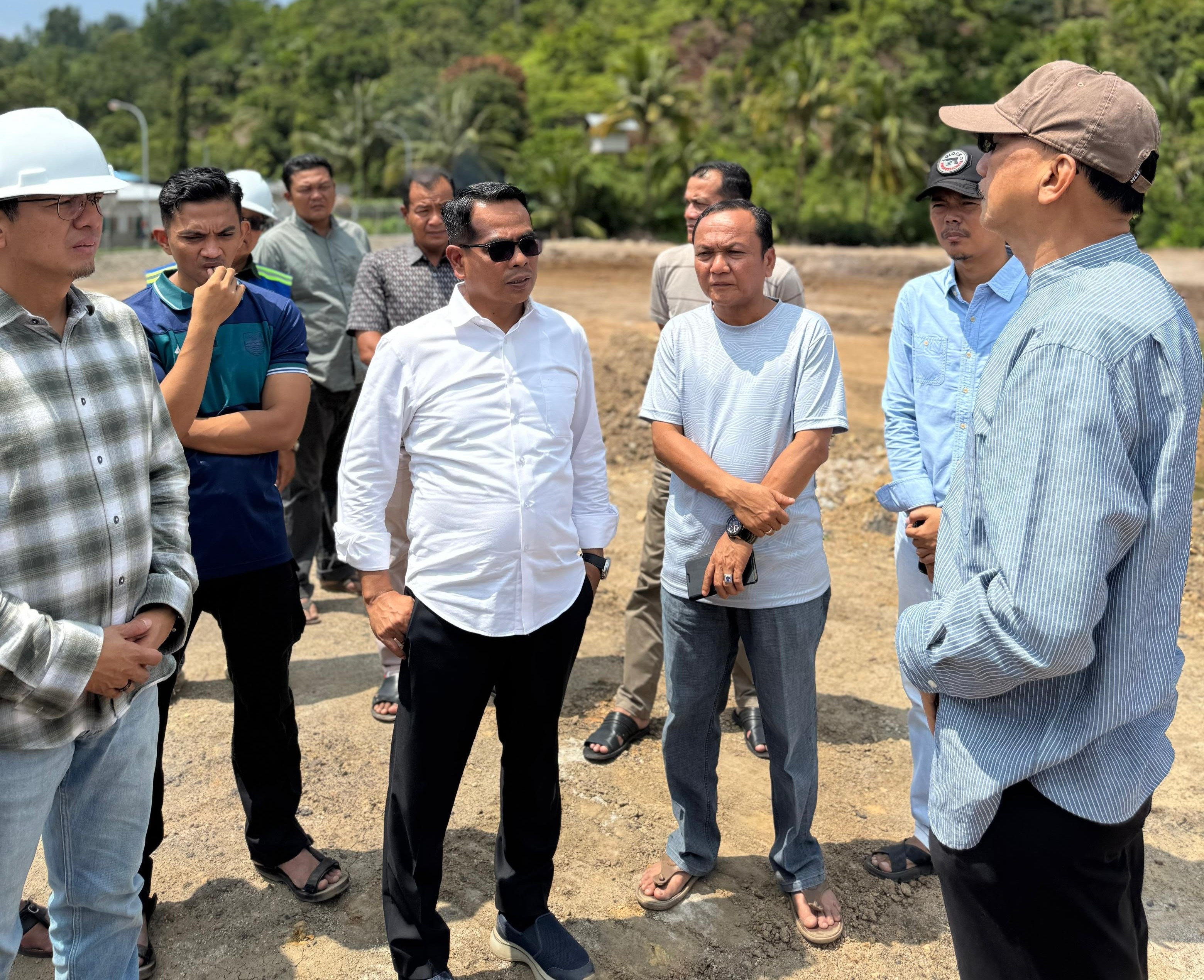 Bupati Pessel Hendrajoni didampingi Wakil Bupati Risnaldi Ibrahim saat melakukan sidak pembangunan Pelabuhan Panasahan di Nagari Painan Selatan, Sabtu (7/3). 