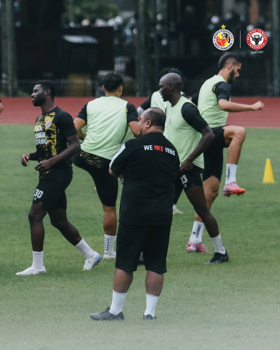 Pelatih baru Semen Padang FC, Imran Nahumarury, saat memimpin latihan jelang pertandingan lawan PSBS Biak pada Senin (9/3/2026).