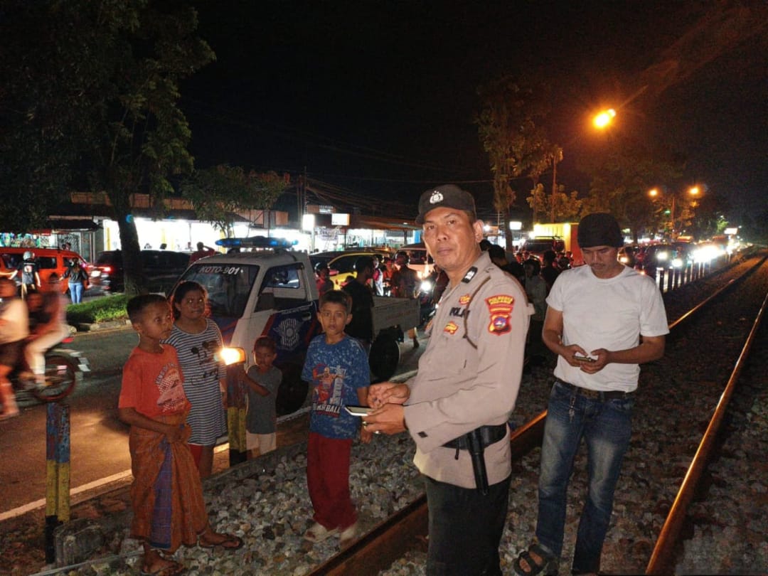 Petugas Polsek Kototangah mendatangi lokasi kejadian setelah tiga pelajar tertabrak kereta api di kawasan Parupuktabing, Padang, Sabtu malam (7/3/2026).