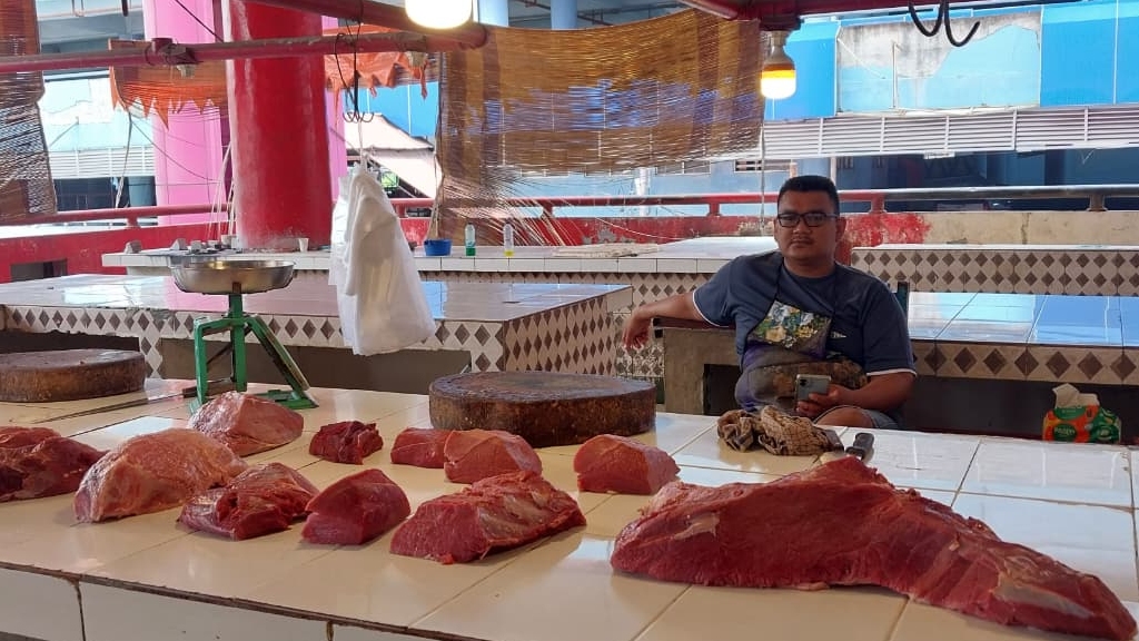 Penjualan daging sapi di Pasar Raya Padang naik 20 persen pada pekan ketiga Ramadan. Harga masih stabil Rp100.000&ndash;Rp140.000 per kilogram.