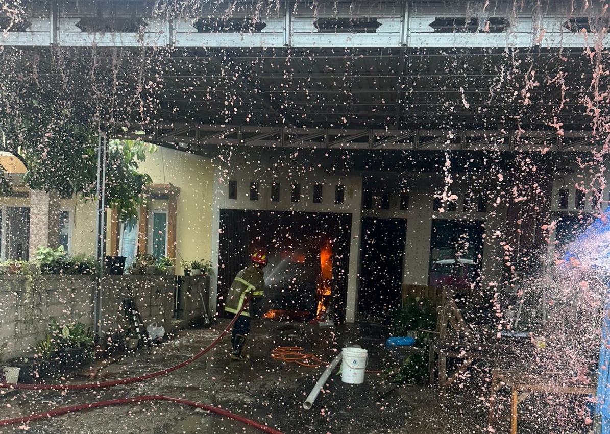 Rumah warga Pekan Sinayan Payakumbuh terbakar Minggu siang. Damkar kerahkan 4 armada, api berhasil dipadamkan tanpa korban jiwa.
