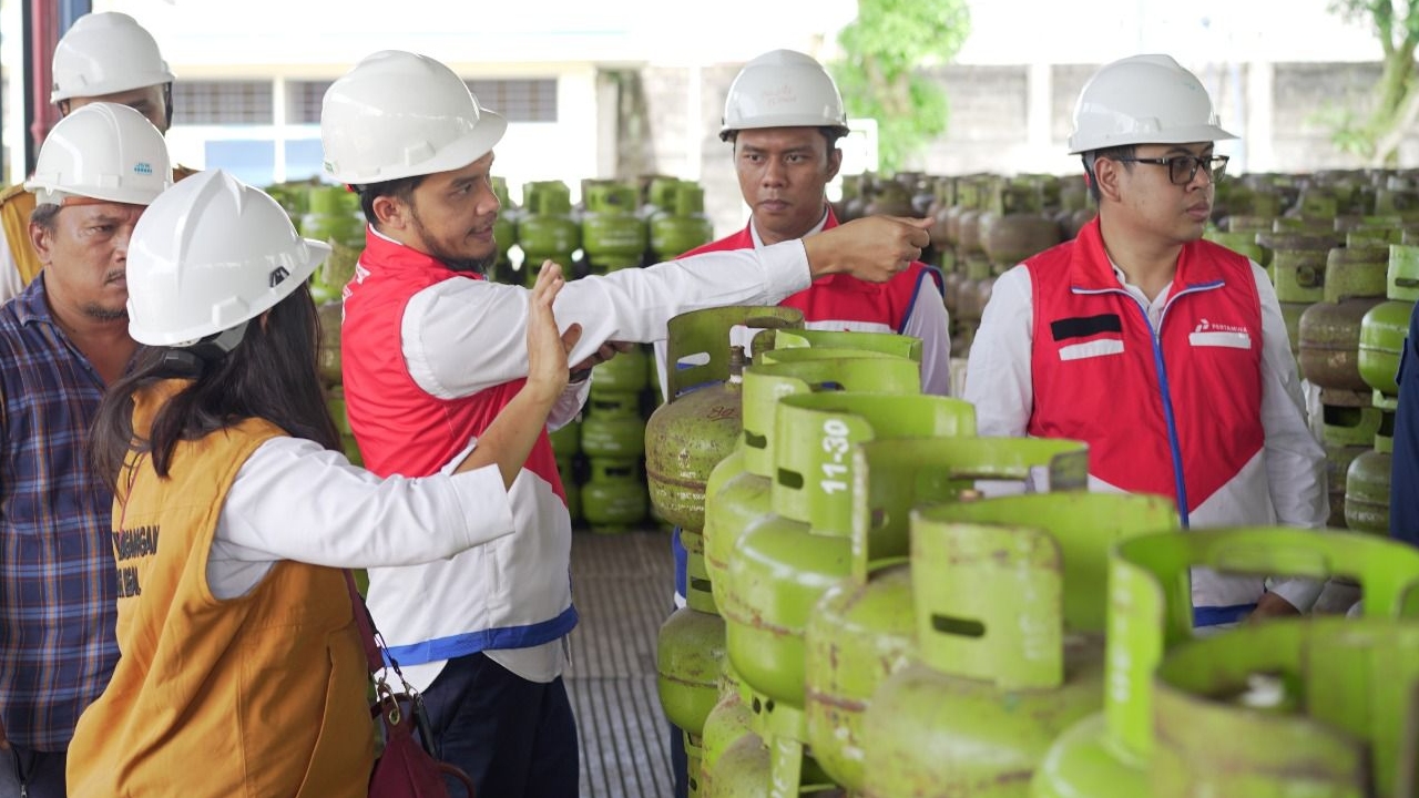 Pertamina Patra Niaga Sumbagut cek takaran BBM di 15 SPBU dan pengisian LPG di 2 SPPBE Sumut pada awal Ramadan untuk memastikan kualitas energi.