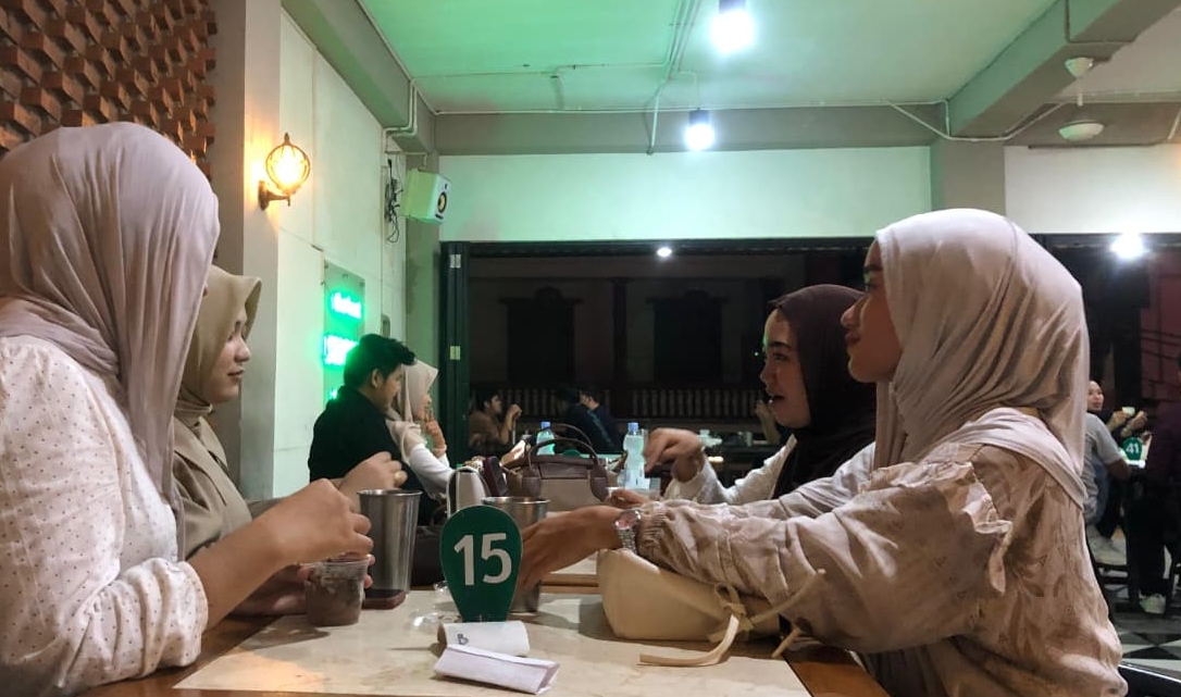 Fenomena bukber di kawasan Pondok Padang ramai pada pekan kedua Ramadan. Kafe dipadati pengunjung yang datang untuk buka puasa bersama.