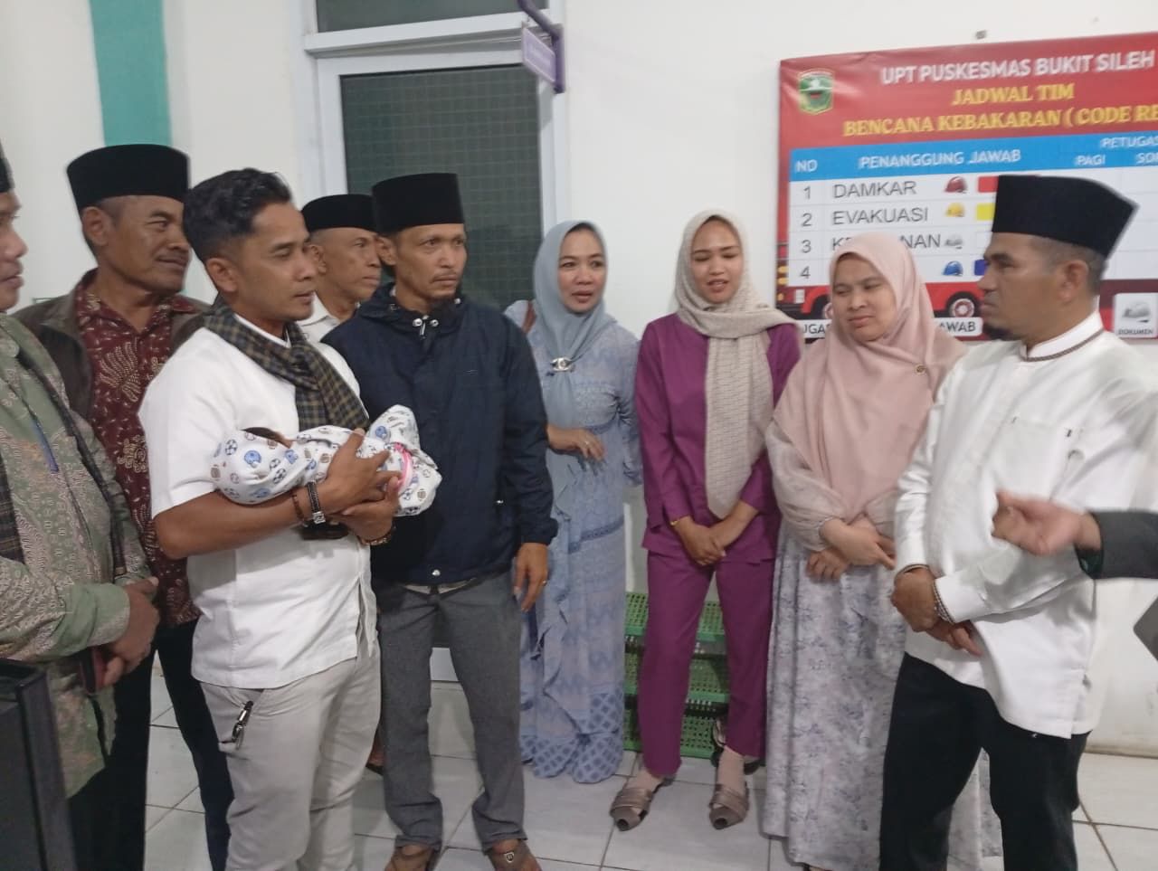 Wabup Solok H. Candra meninjau bayi telantar di Puskesmas Bukit Sileh, Sabtu (7/3/2026).