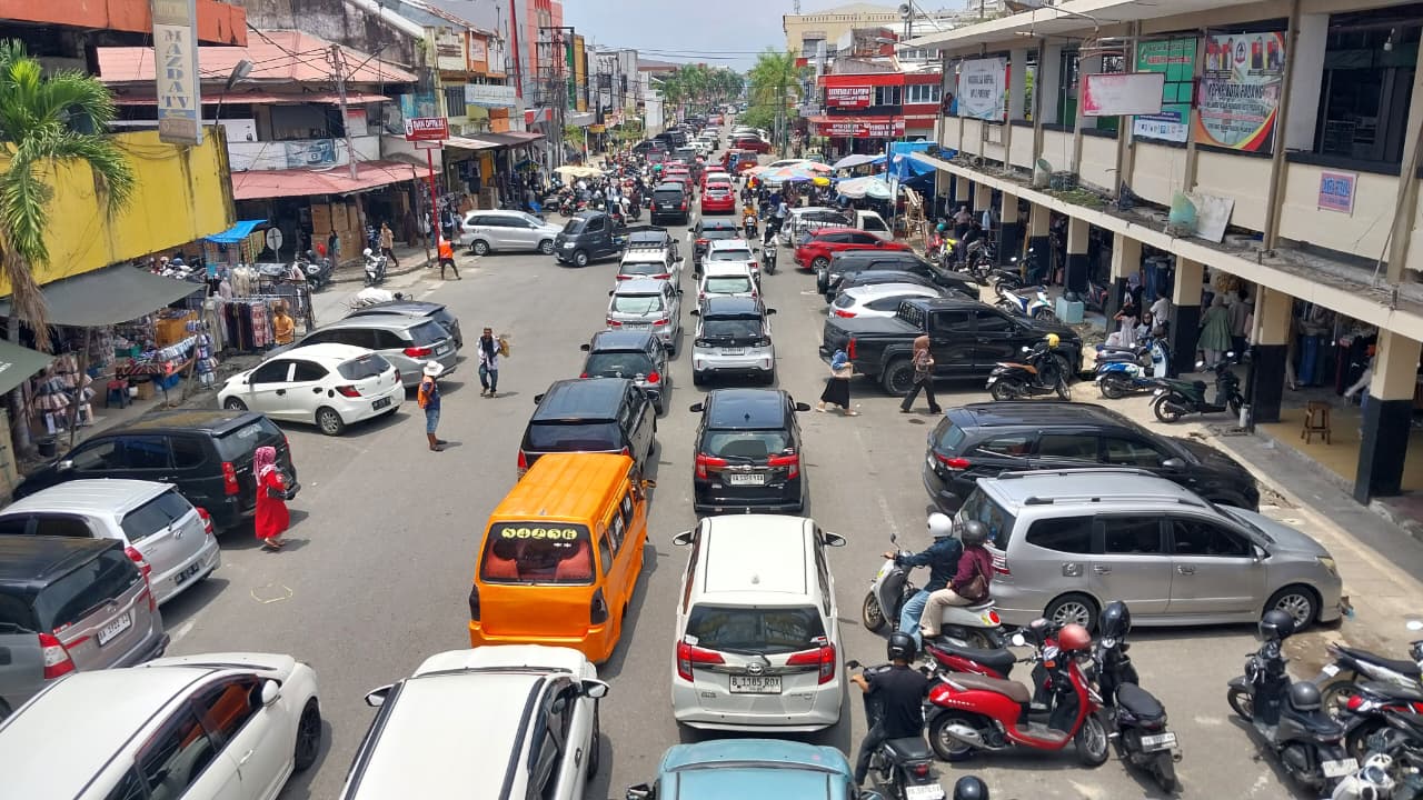 Pengunjung Pasar Raya Padang membeludak pada pekan ketiga Ramadan. Kendaraan parkir meningkat dua kali lipat dan lalu lintas menuju pasar mulai macet. (mengki kurniawan/padeks)