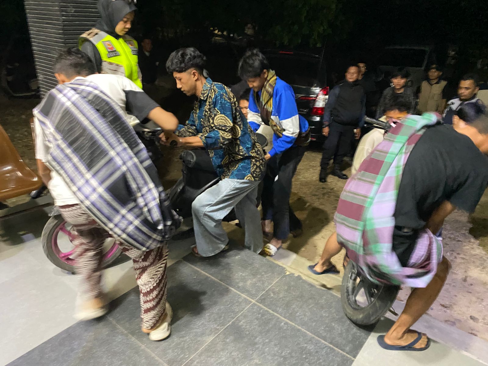 Satpol PP Payakumbuh razia balap liar di Jalan Soekarno-Hatta dini hari. Petugas amankan 9 motor dan belasan remaja yang diduga terlibat.