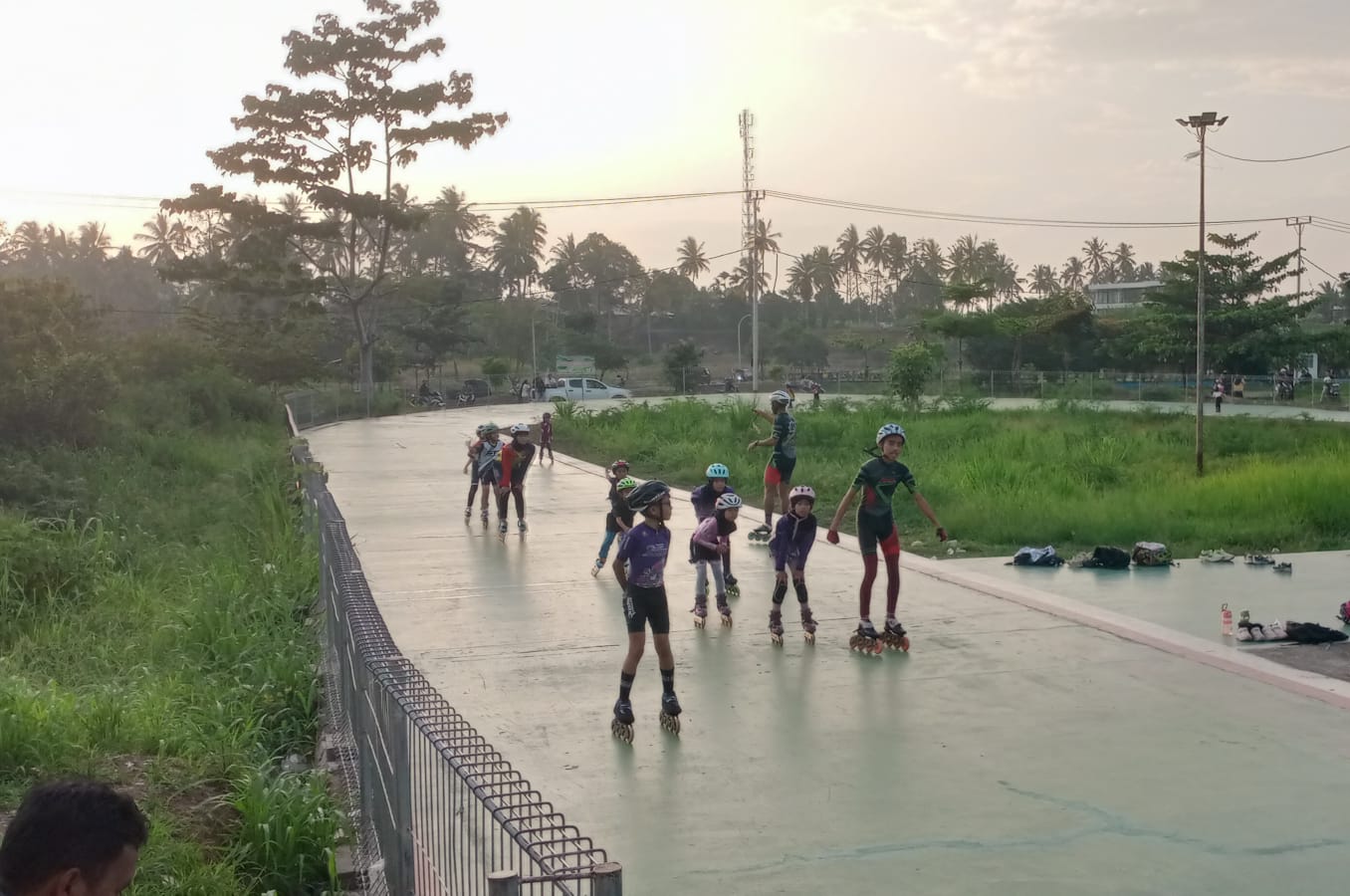 Puluhan anak Madani Inline Skate tetap latihan sepatu roda di Velodrom Batang Agam Sport Center meski berpuasa, dengan intensitas latihan disesuaikan selama Ramadan.