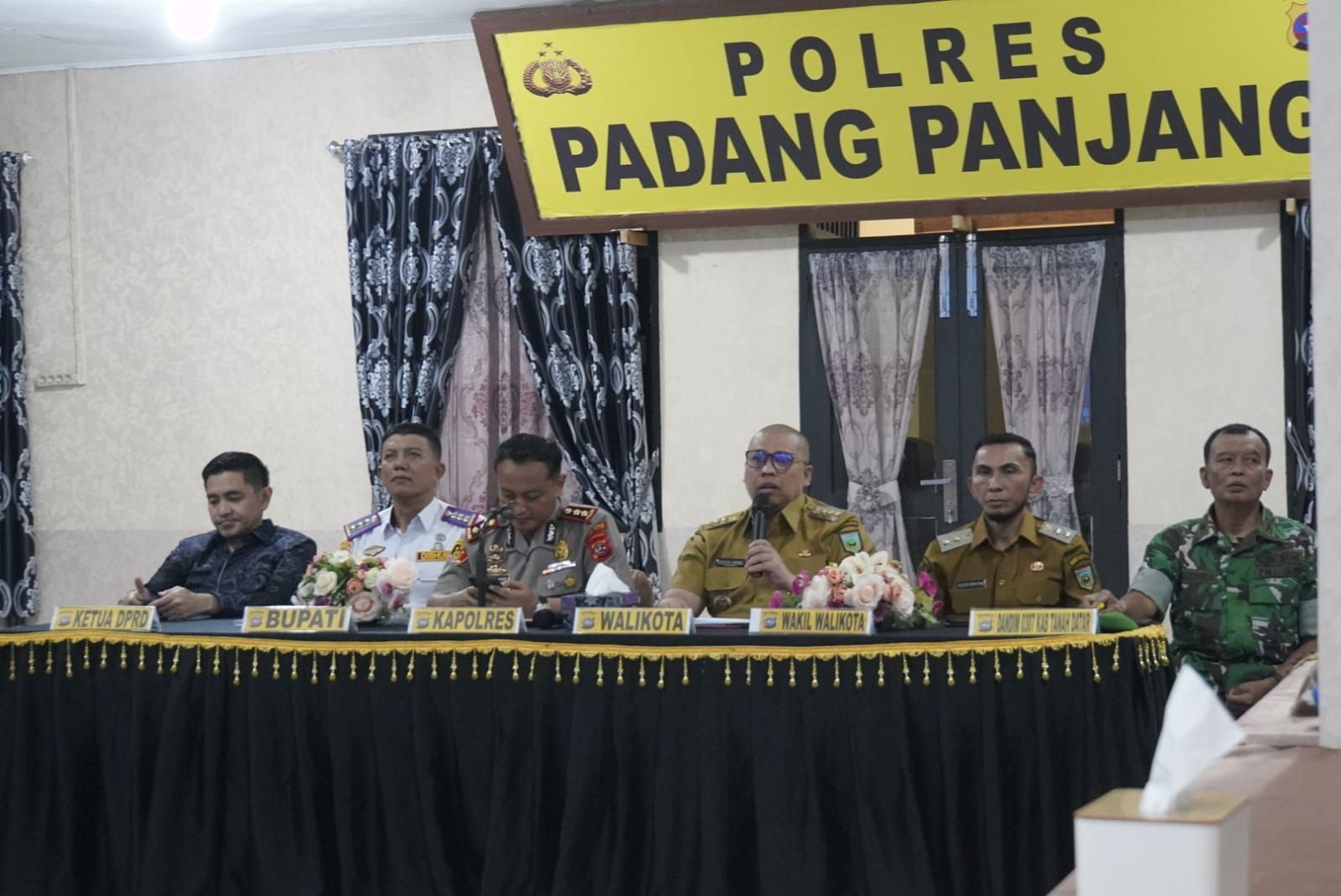 Wali Kota Padangpanjang Hendri Arnis menghadiri rapat koordinasi lintas sektoral bersama Kapolres Padangpanjang AKBP Wisnu Hadi, Forkopimda dan unsur terkait lainnya di Aula Tathya Dharaka Polres Pada