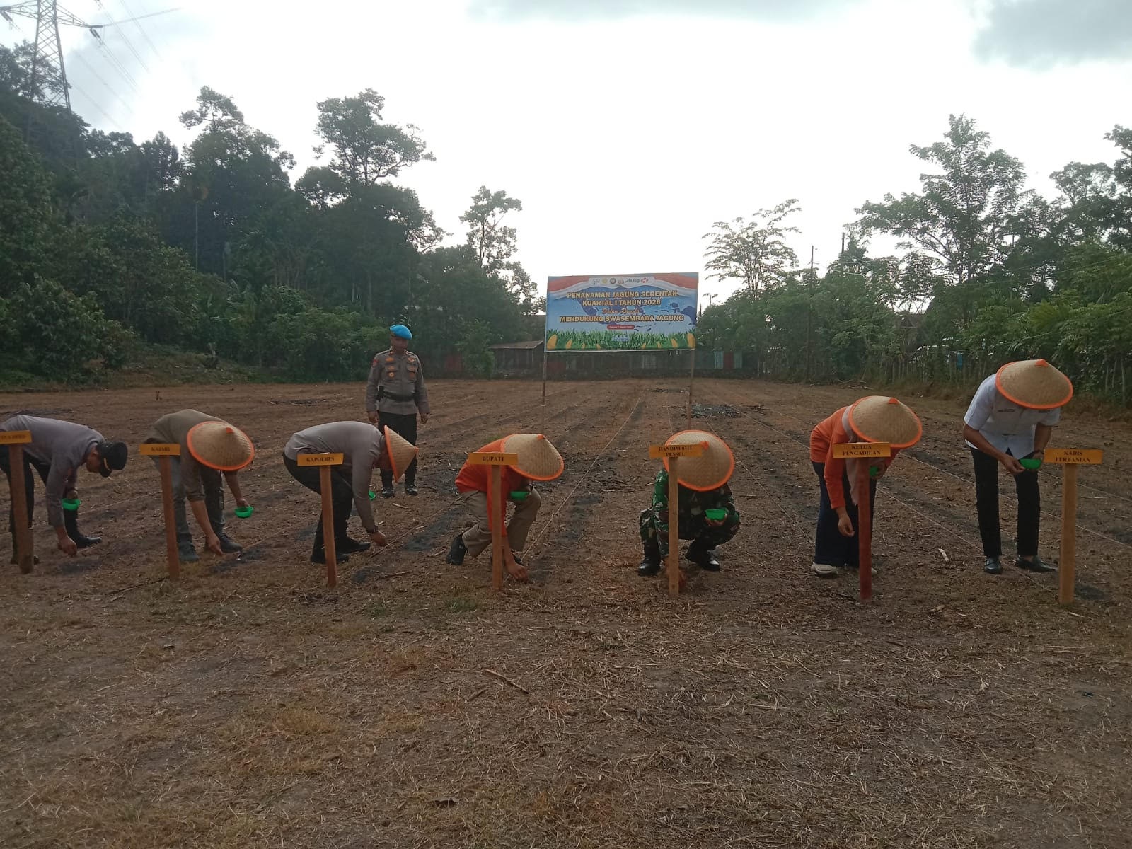 Kapolres Pessel AKBP Derry Indra bersama Forkopimda dan Pemkab saat melakukan penanaman jagung secara simbolis di Nagari Painan Timur, Sabtu (7/3).