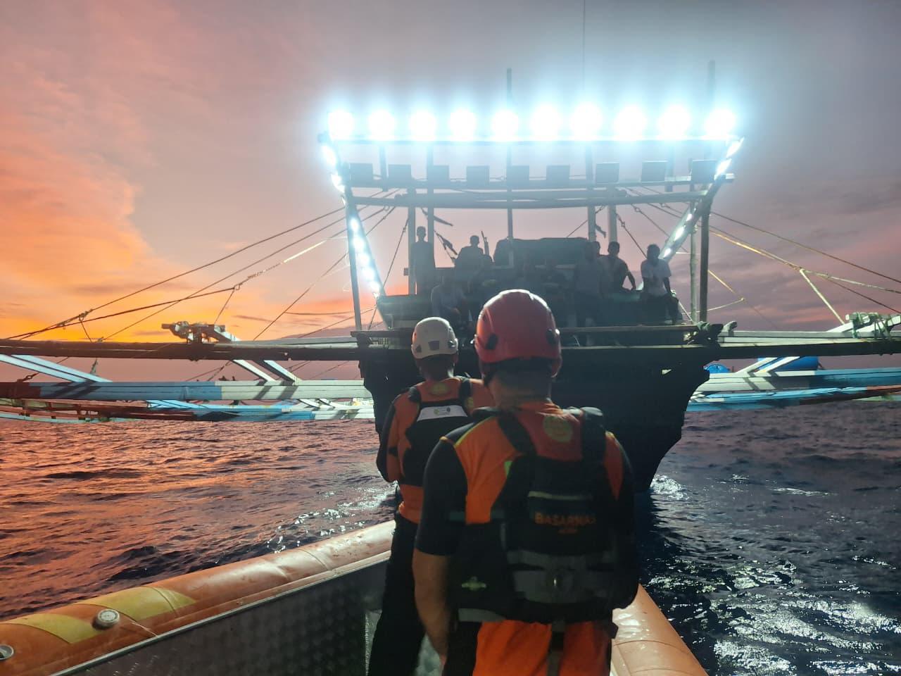 KM Karya Bersama mati mesin di perairan Mentawai, Sumbar. Tim SAR gabungan kerahkan KN SAR Ramawijaya untuk evakuasi tujuh penumpang sejak Minggu sore.