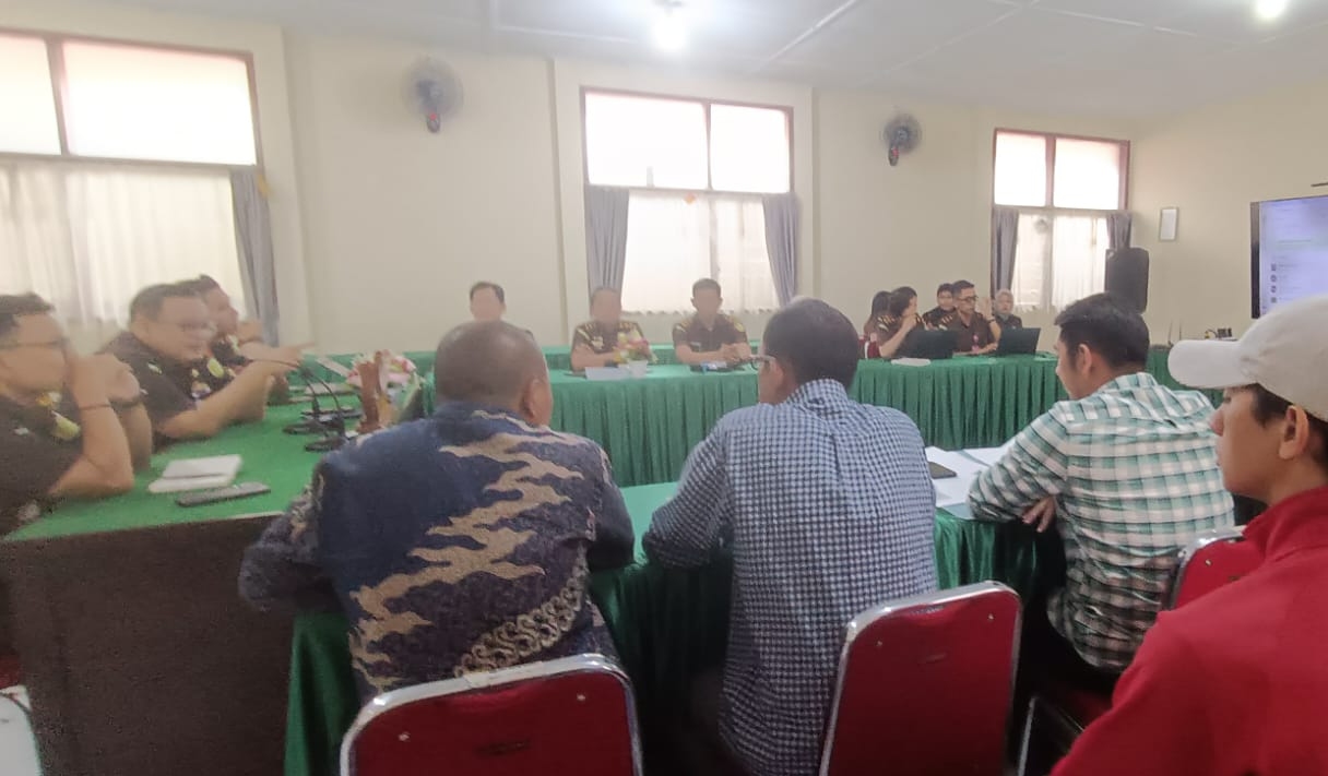 Belasan warga Komplek Siti Naiman audiensi ke Kejari Padang Panjang terkait polemik akses jalan yang dinilai menghambat mobil pemadam dan layanan kesehatan.