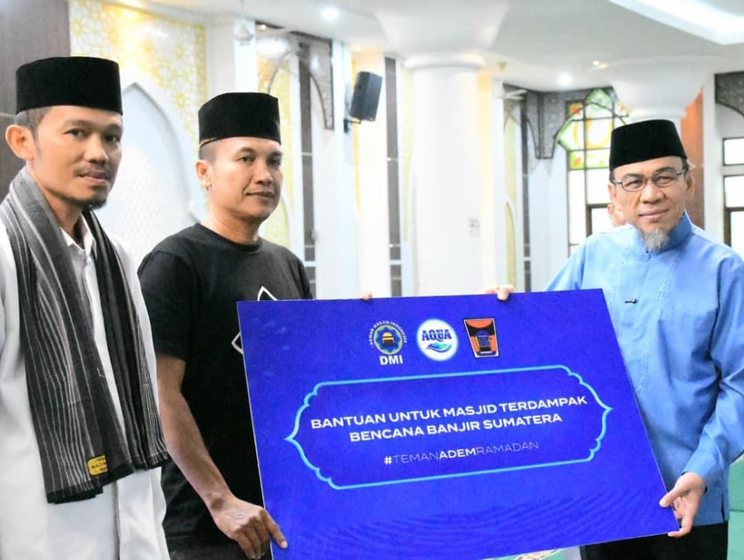 Wakil Wali Kota Padang, Maigus Nasir, menyerahkan bantuan kepada masjid yang terdampak bencana dalam kegiatan Kajian Adem Ramadhan di Masjid Agung Nurul Iman.(Foto: Prokopim)